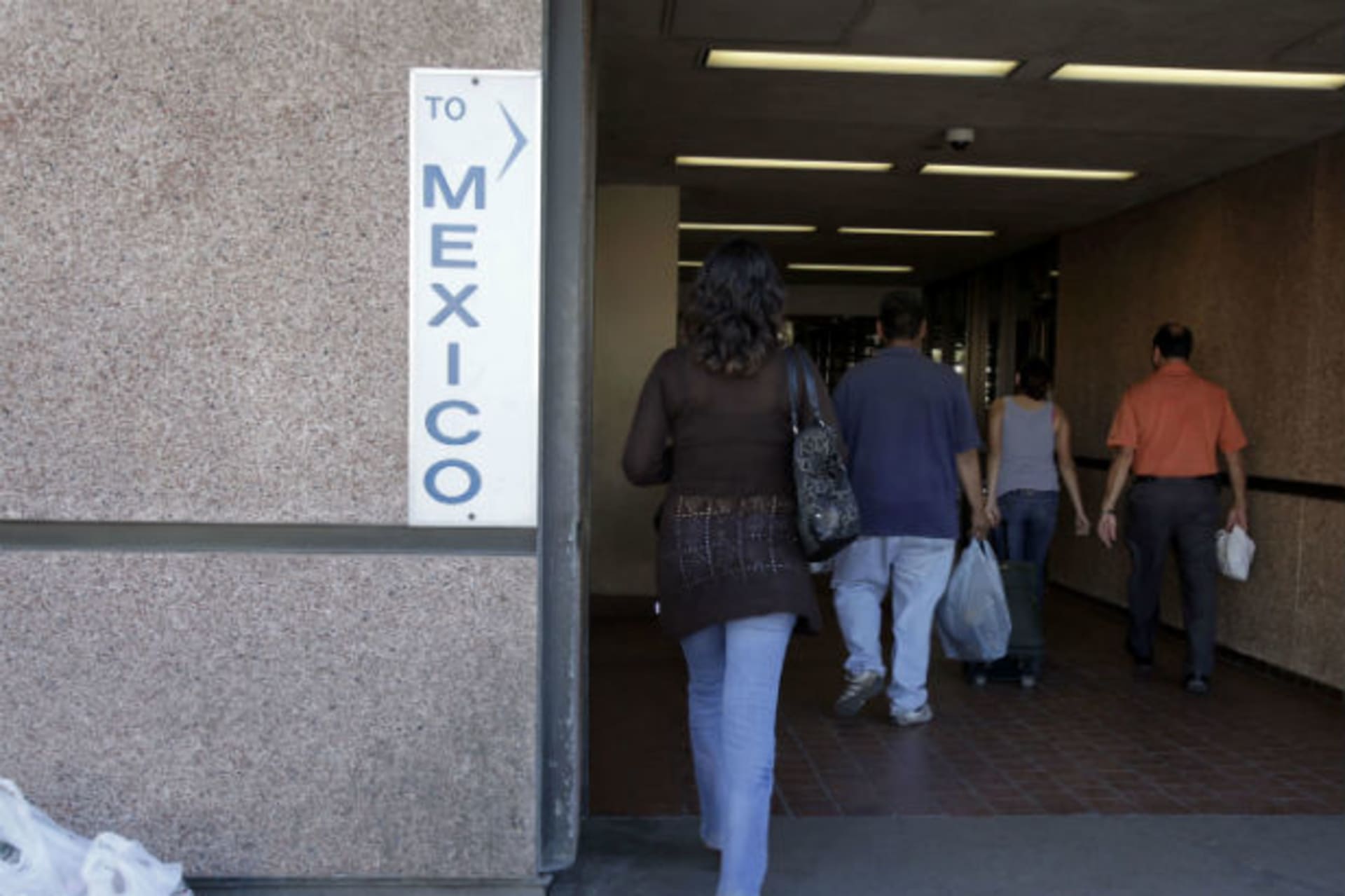 <p>People cross from the US to Mexico at the international border station in Calexico, California, adjacent to the Mexican border town of Mexicali, November 3, 2009 (Lucy Nicholson/Courtesy Reuters).</p>
