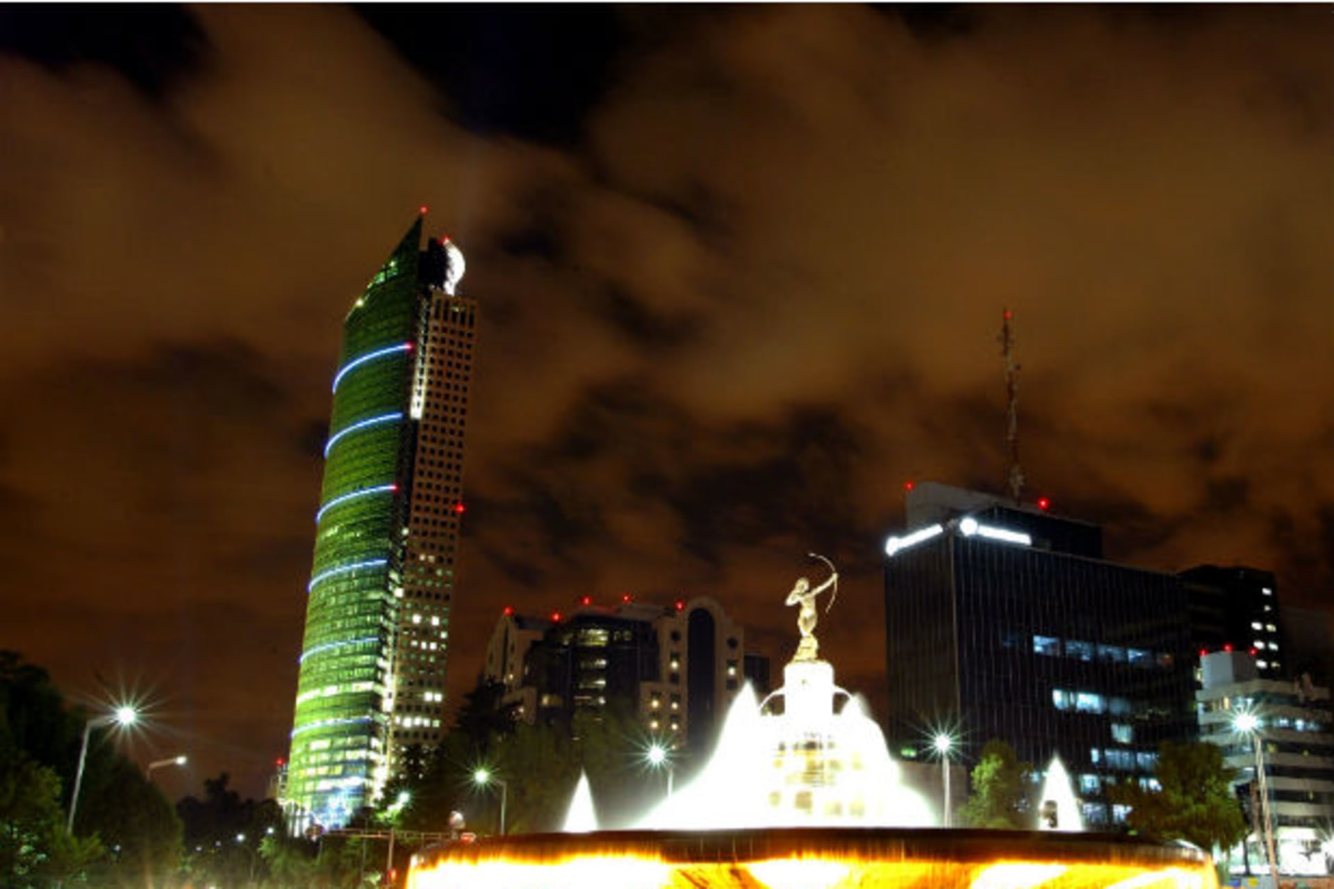 <p>View of the ‘Diana Cazadora Monument’ (C) and the new ‘Torre Mayor’ skyscraper (L) on Mexico City’s elegant Reforma Avenue, June 25, 2003.</p>
