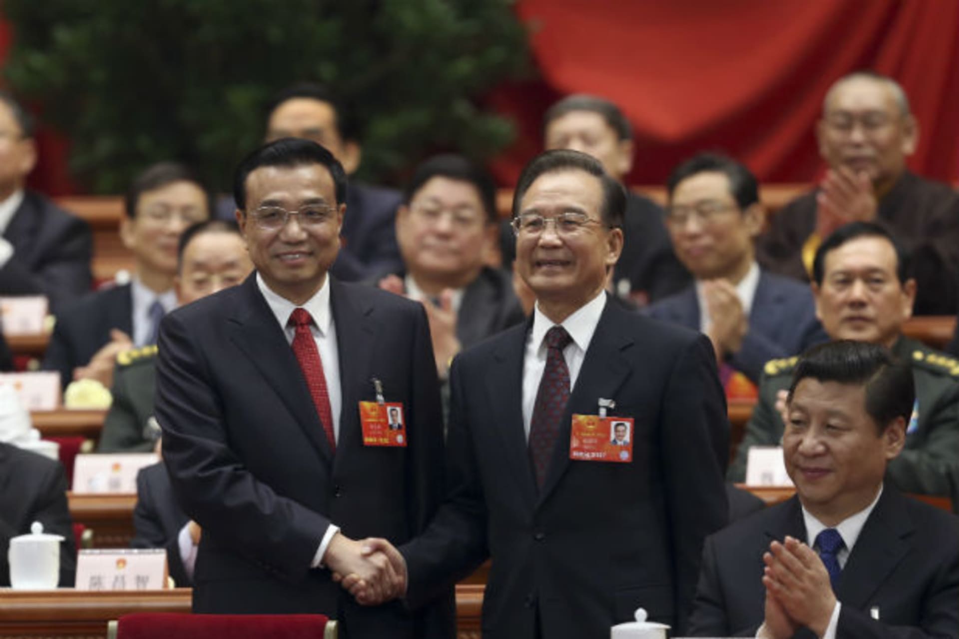 <p>China’s newly elected Premier Li Keqiang (L) shakes hands with Wen Jiabao as China’s President Xi Jinping and other delegates …enary meeting of the first session of the 12th National People’s Congress (NPC) in Beijing, March 15, 2013 (Courtesy Reuters).</p>
