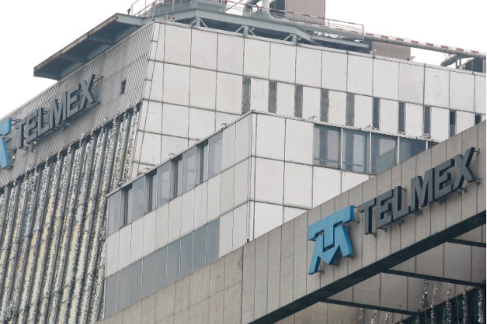 <p>View of the headquarters of Mexican telephone company Telmex in Mexico City January 7, 2010.</p>
