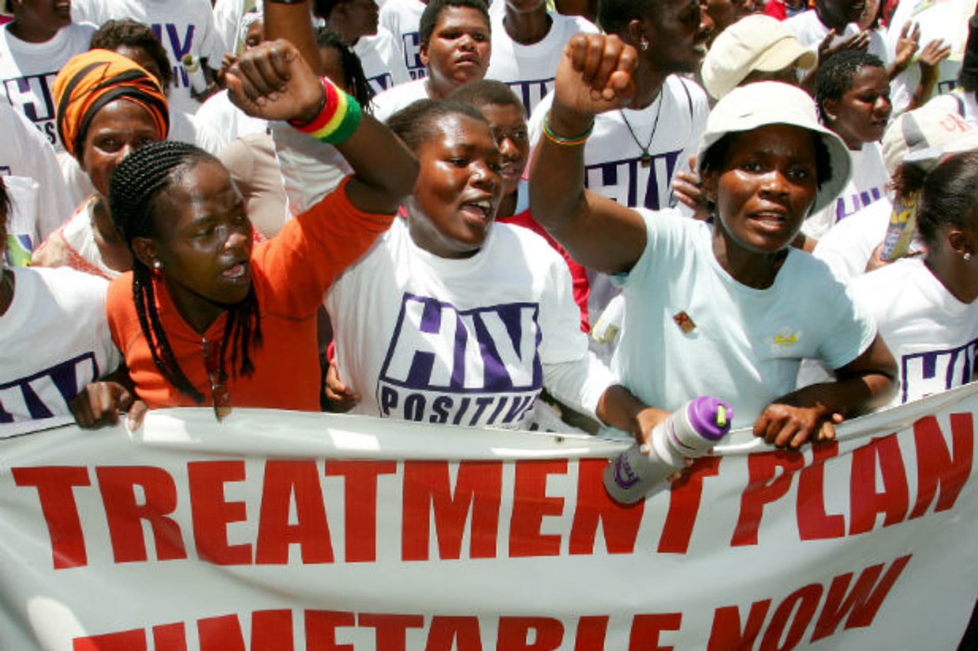 <p>Aids activists protest against the slow roll-out of antiretroviral drugs by the South African government in Cape Town on November 4, 2004 (Mike Hutchings/Courtesy Reuters).</p>
