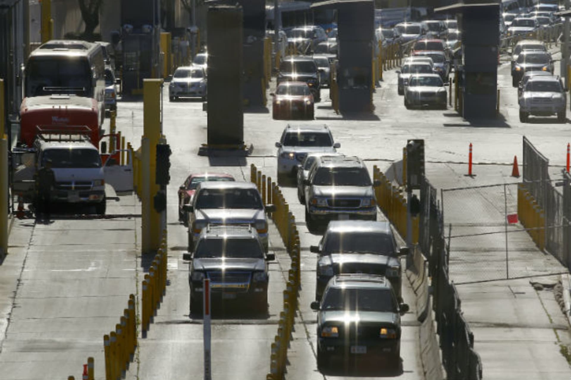 <p>U.S. Customs and Border Patrol officers inspect vehicles entering the United States from Mexico at the San Ysidro boarding crossing in San Ysidro, California, March 1, 2013. (Mike Blake/Courtesy Reuters).</p>
