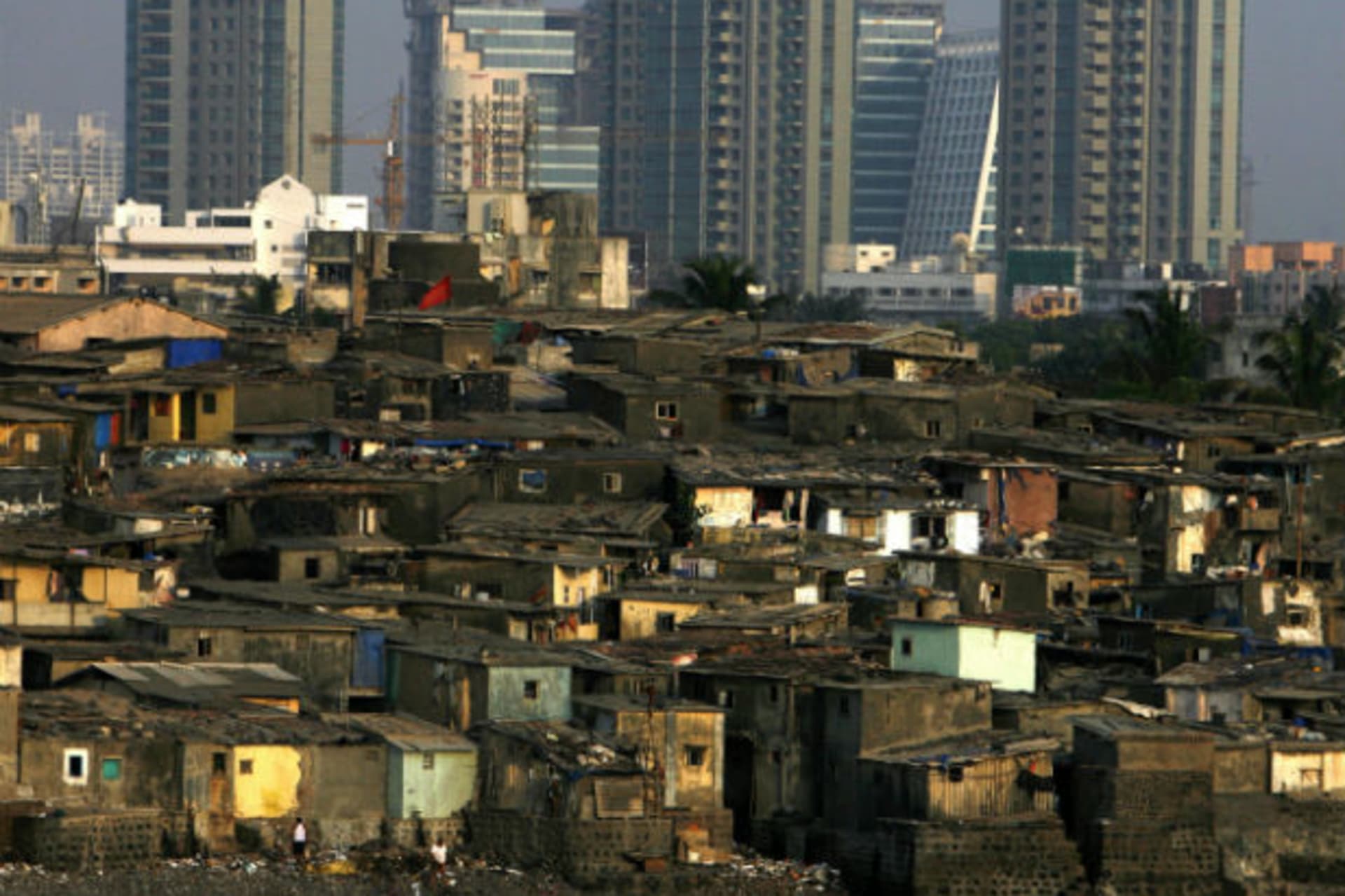 <p>High rise buildings are seen behind a slum in Mumbai on April 28, 2009 (Arko Datta/Courtesy Reuters).</p>