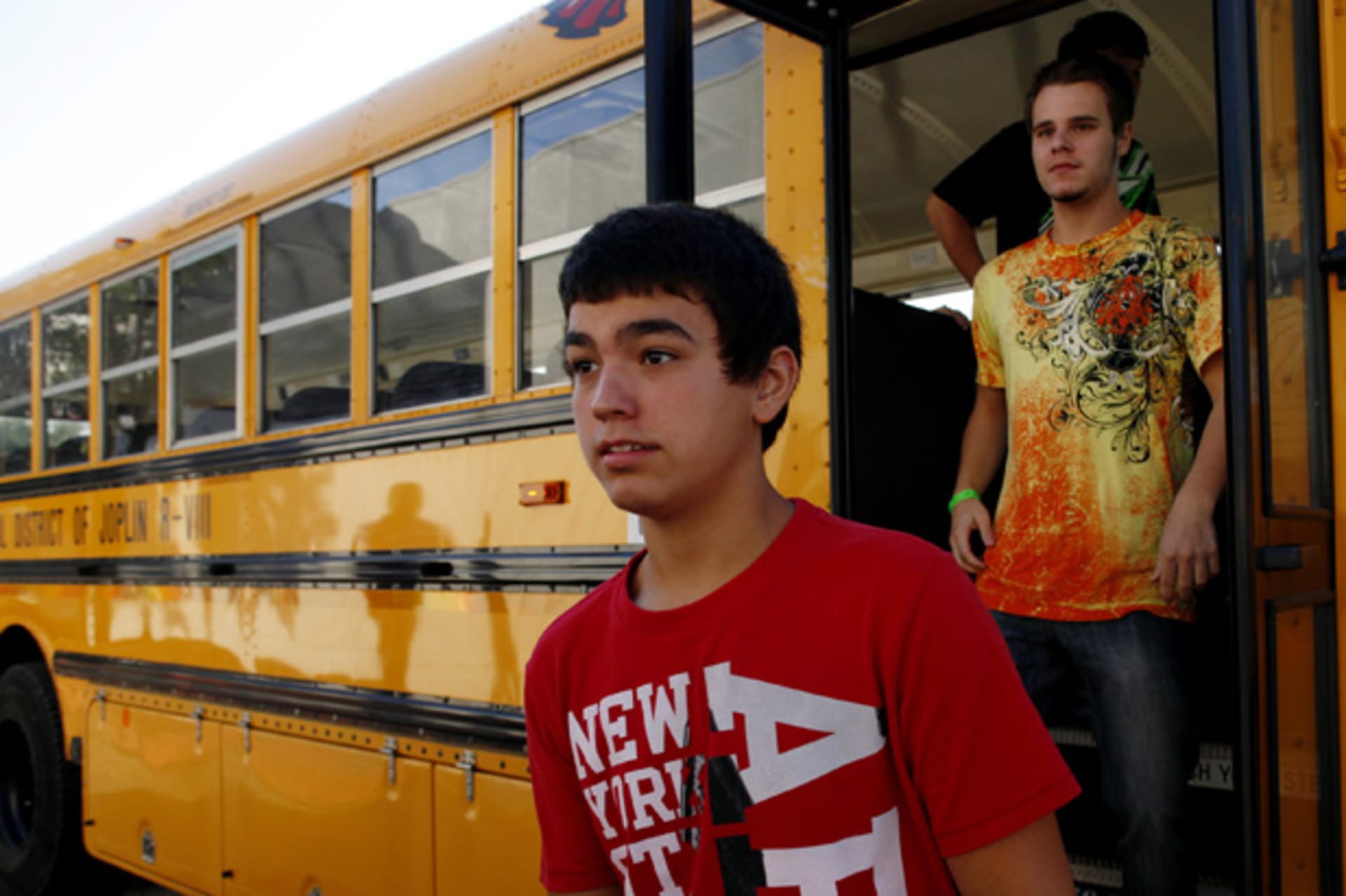 <p>Students arrive by bus on the first day of school at Joplin High School in Joplin, Missouri (Eric Thayer/Courtesy Reuters).</p>