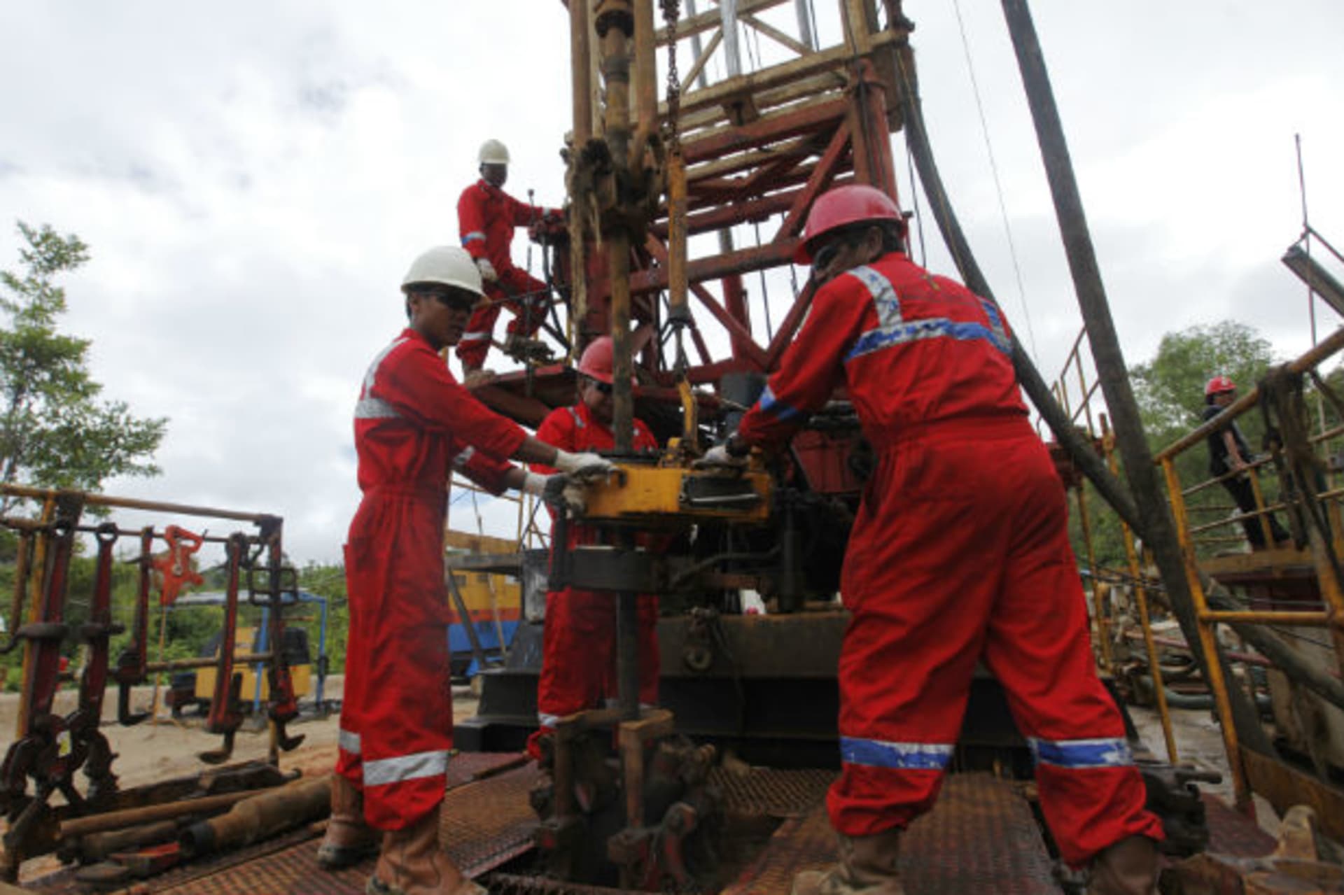 <p>PT Pertamina workers repair an old oil well for reactivation in Tarakan, Indonesia’s East Kalimantan province, on February 9, 2011 (Beawiharta Beawiharta/Courtesy Reuters).</p>
