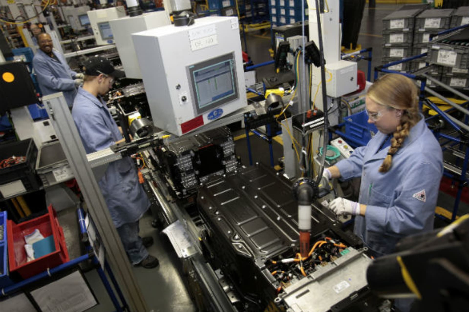 <p>Ford Motor production workers assemble batteries for Ford electric and hybrid vehicles at the Ford Rawsonville Assembly Plant in Ypsilanti Twsp, Michigan (Rebecca Cook/Courtesy Reuters).</p>

