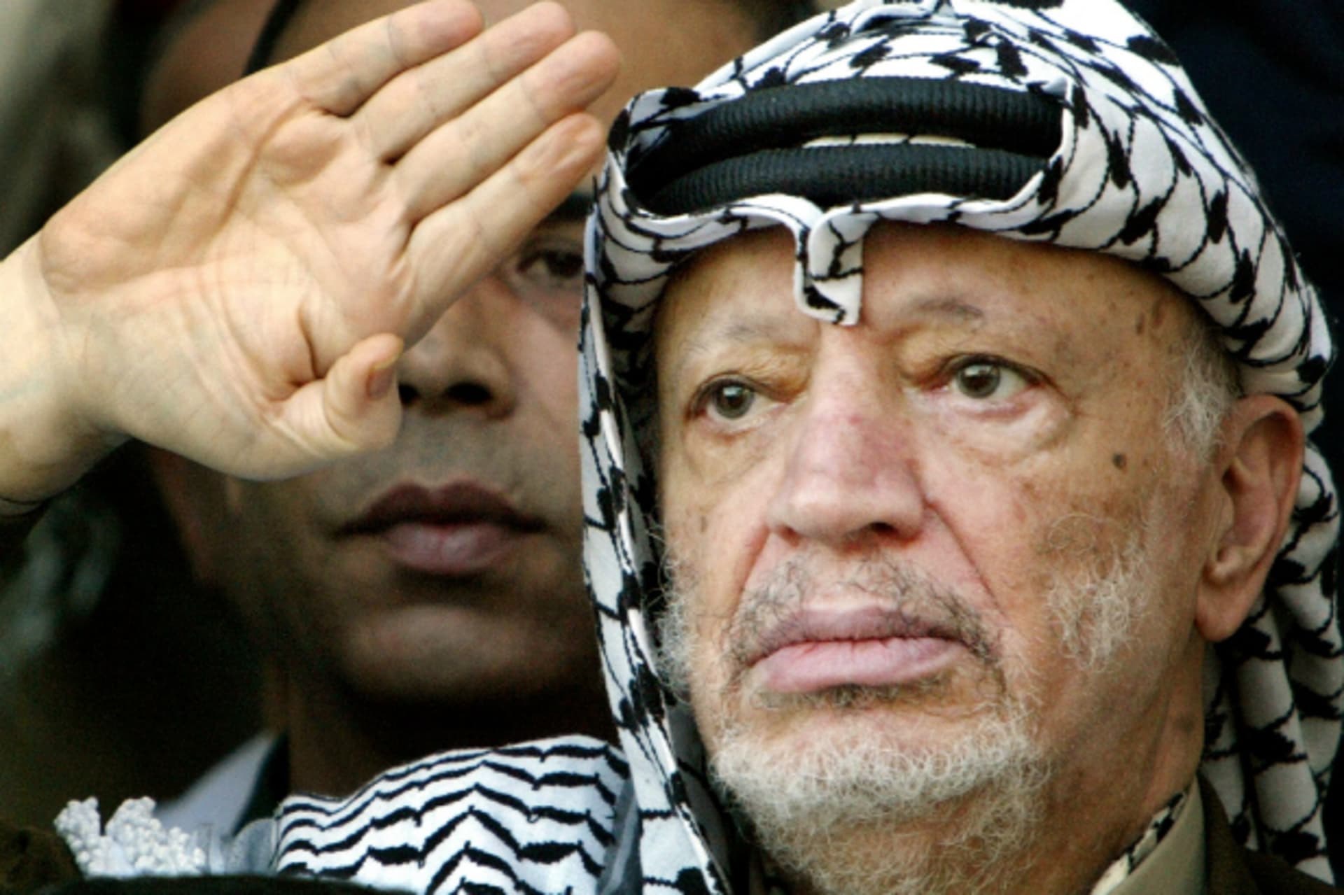 <p>Former Palestinian president Yasir Arafat salutes during a rally at his headquarters in the West Bank city of Ramallah September 14, 2003. (Courtesy REUTERS/Goran Tomasevic GOT/jm).</p>
