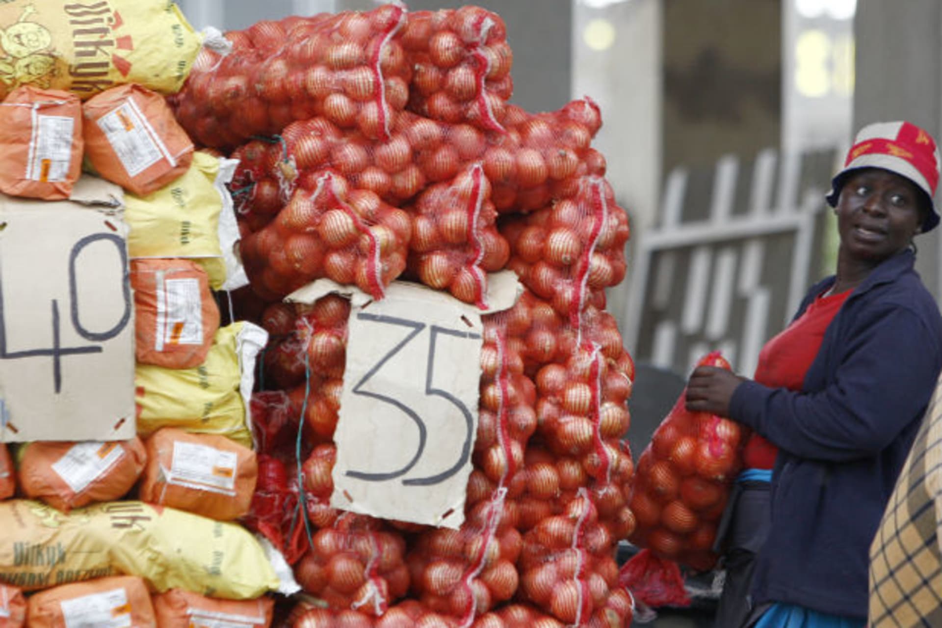 <p>A vegetable vendor waits for customers at her stall in Kliptown, Soweto February 15, 2010 (Siphiwe Sibeko/Courtesy Reuters).</p>
