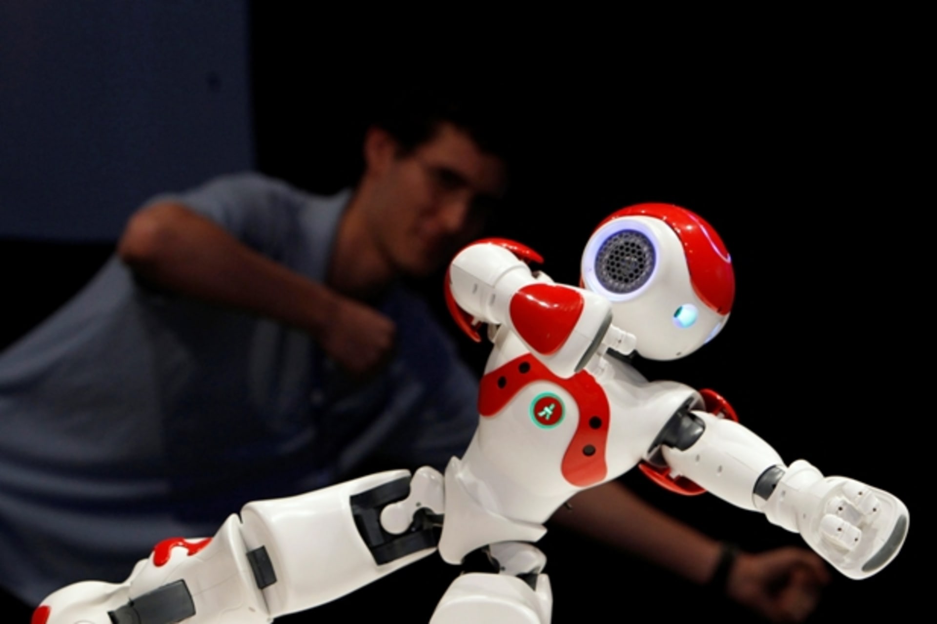<p>A museum guide imitates a humanoid robot at the Robotic World exhibition in Haifa (Courtesy Reuters).</p>
