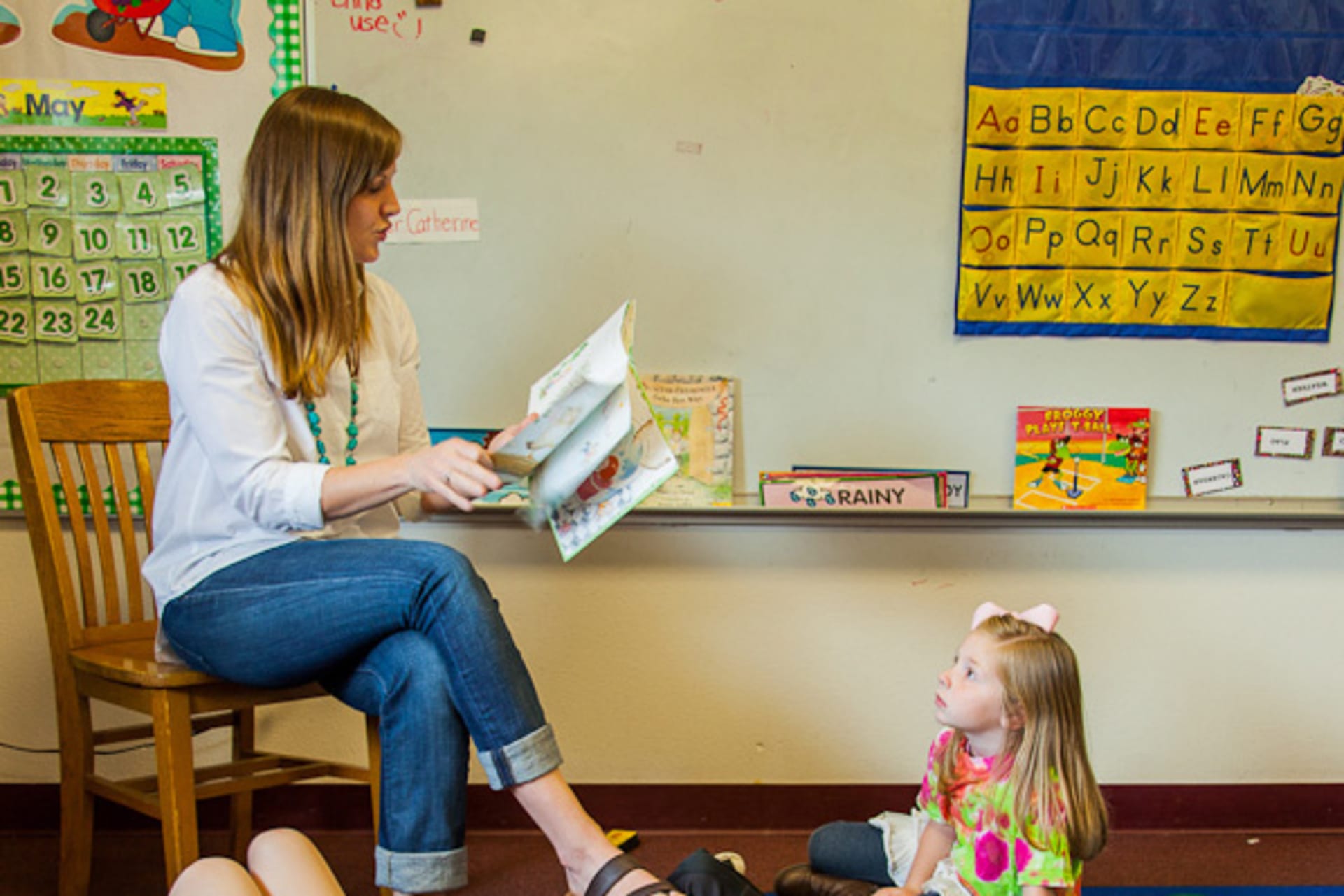 <p>A teacher reads to students at an elementary school in Walla Walla, Washington (Dick_Morgan/Flickr).</p>
