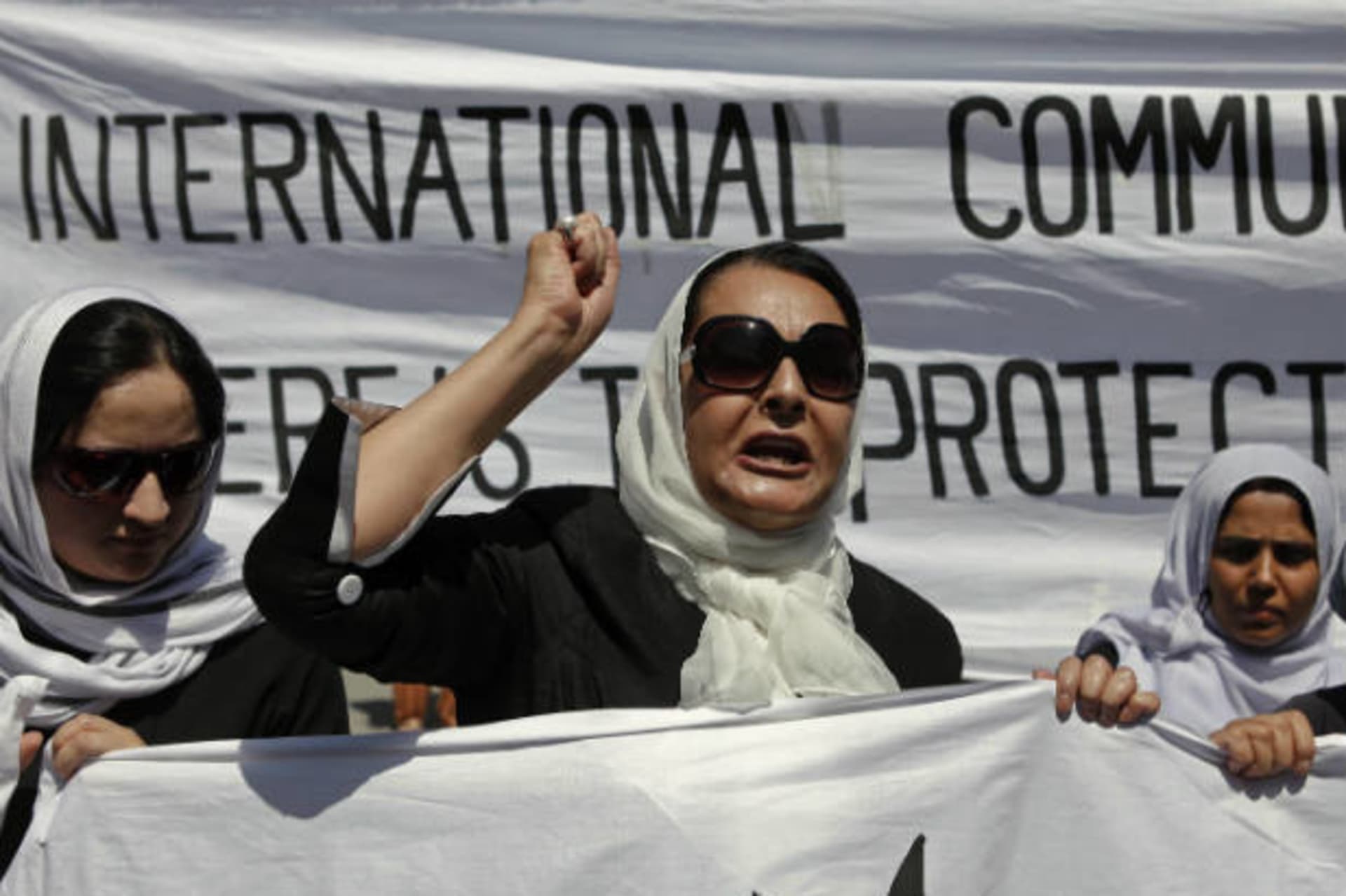 <p>Women march with banners to protest the recent public execution of a young woman, in Kabul July 11, 2012 (Omar Sobhani/Courtesy Reuters).</p>
