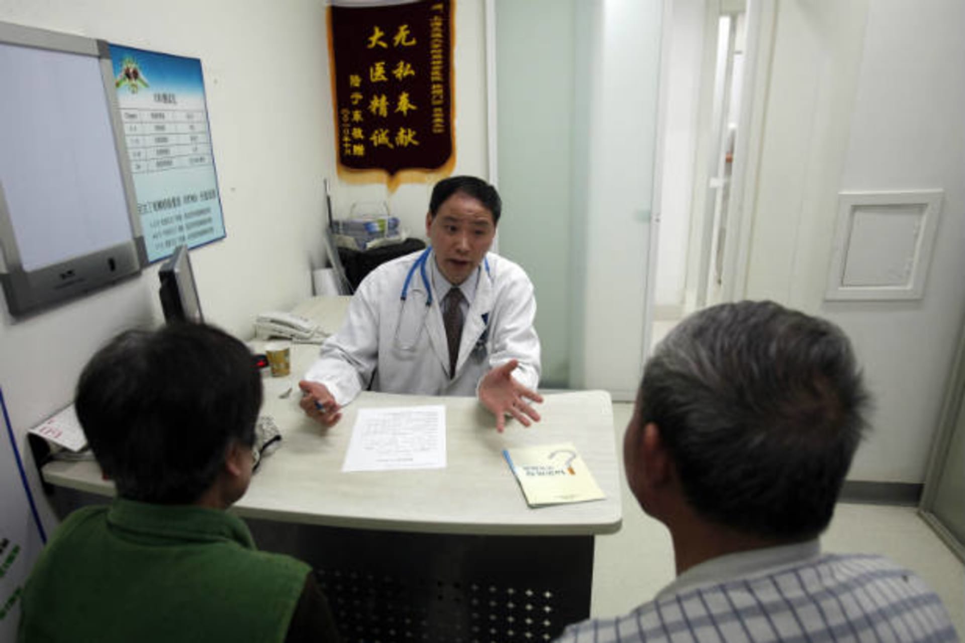 <p>Doctor Lu Ankang talks with patients with respiratory problems caused by smoking at Ruijin Hospital in Shanghai on April 27, 2011 (Carlos Barria/Courtesy Reuters).</p>
