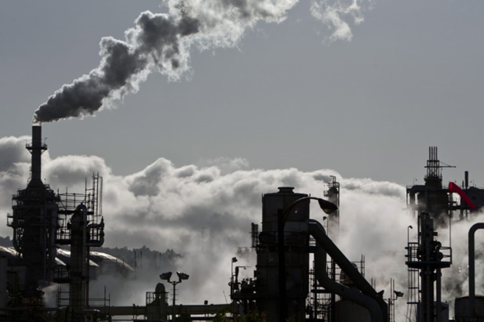 <p>Smoke is released into the sky at the ConocoPhillips oil refinery in San Pedro, California (Bret Hartman/Courtesy Reuters).</p>
