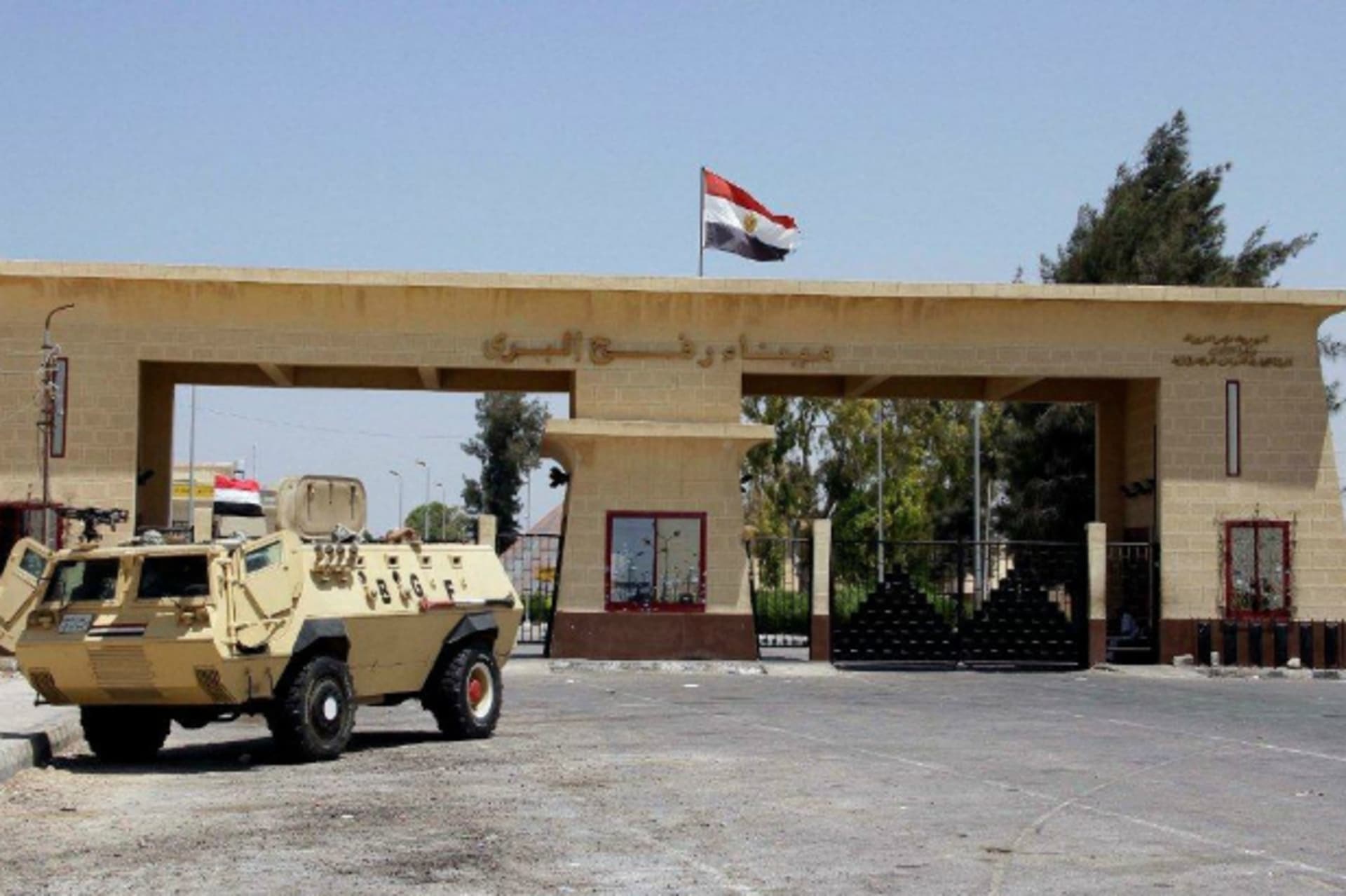 <p>Egyptian soldiers stand guard at the Rafah border crossing between Egypt and Gaza after Egypt closed the crossing following the deadly attack on its soldiers on Sunday, August 6, 2012. (Courtesy REUTERS/Stringer).</p>
