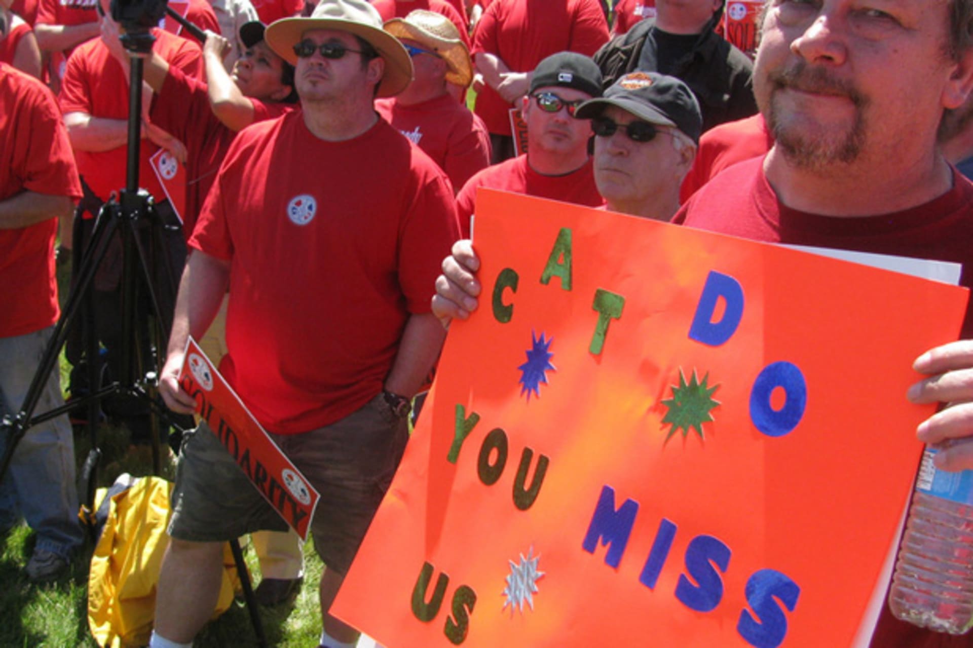 <p>Caterpillar workers on strike outside the plant’s gate in Joliet, Illinois in May 2012 (peoplesworld/flickr).</p>
