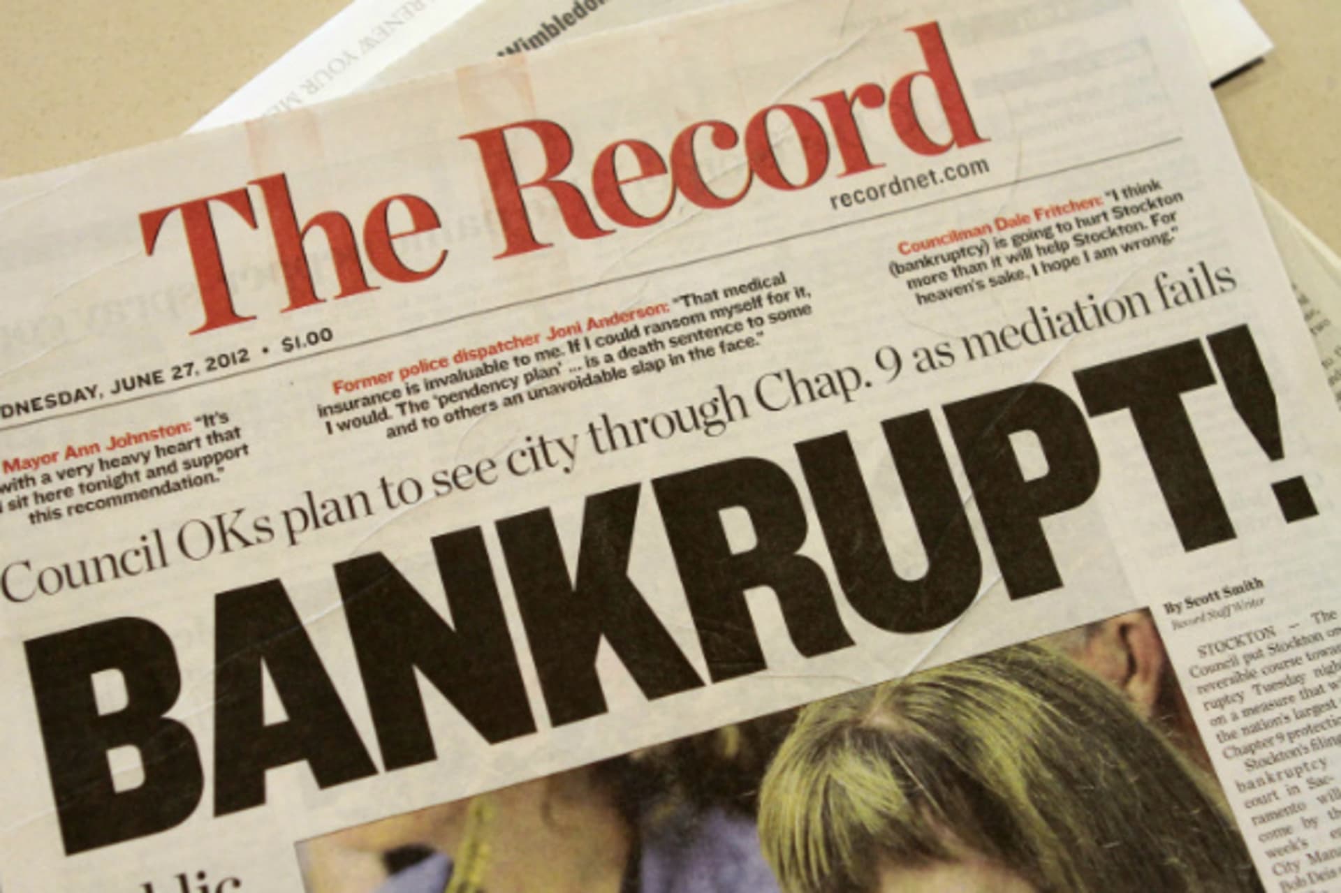 <p>A local newspaper headline announces bankruptcy in Stockton, California on June 27, 2012 (Kevin Bartram/Courtesy Reuters).</p>
