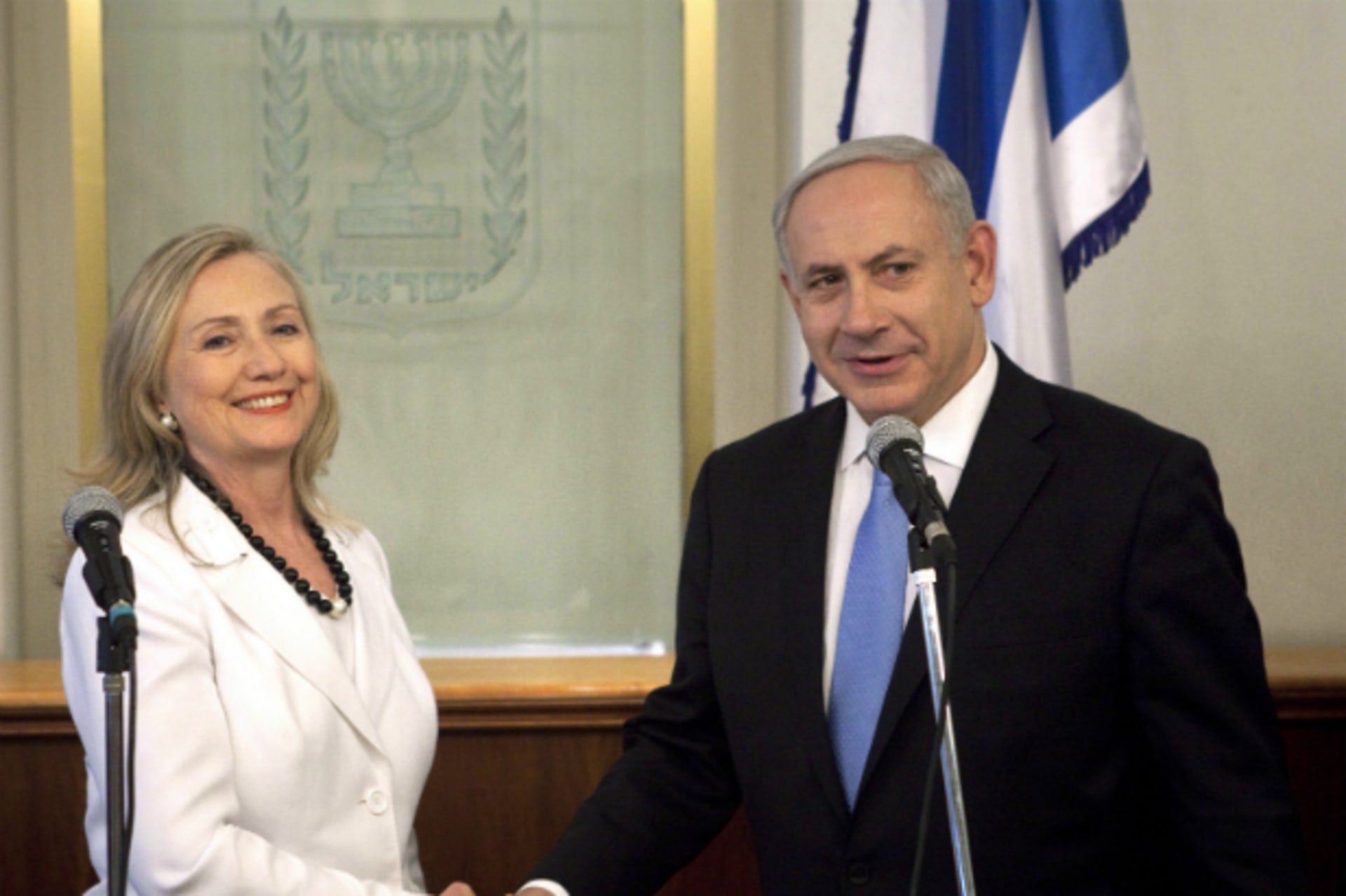 <p>Israel’s Prime Minister Benjamin Netanyahu and U.S. Secretary of State Hillary Clinton shake hands during their meeting in Jerusalem July 16, 2012 (Courtesy REUTERS/Abir Sultan/Pool).</p>
