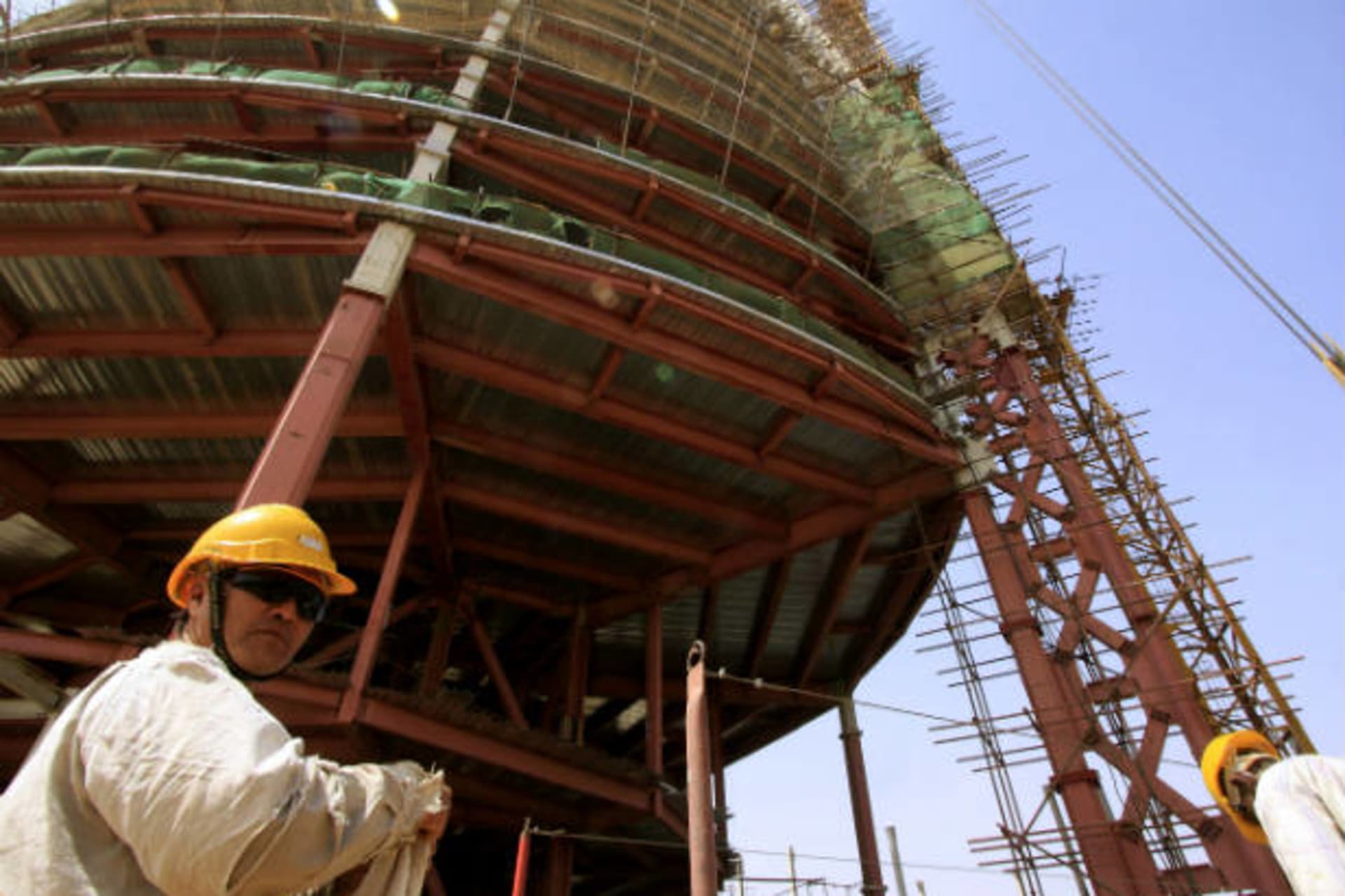<p>A Chinese engineer supervises work at a construction site in Khartoum, Sudan on February 16, 2009 (Mohamed Nureldin Abdallh/Courtesy Reuters).</p>
