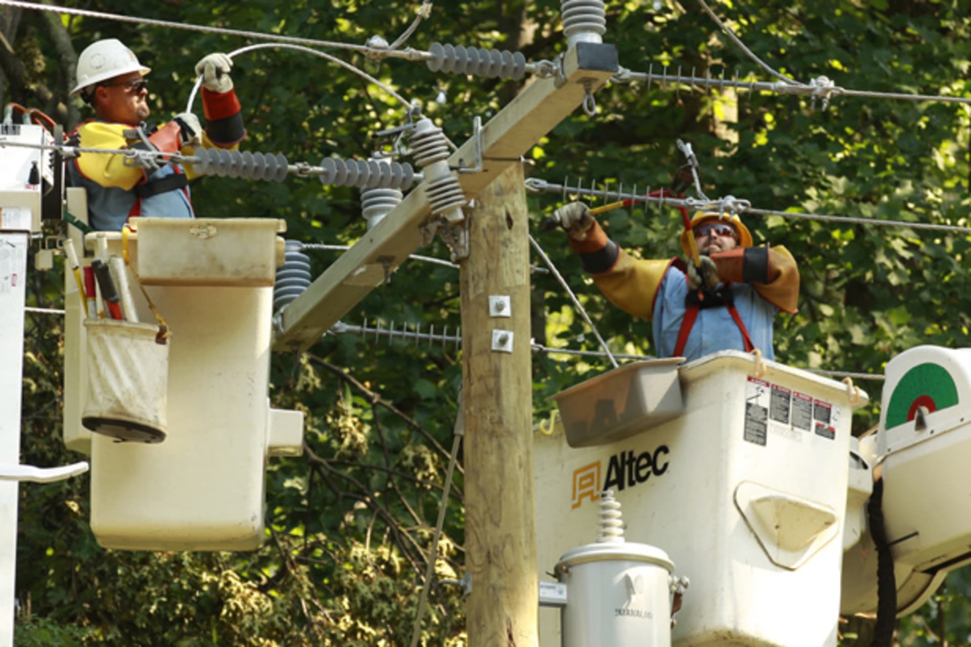 <p>Linemen work to try to restore power to a neighborhood in Falls Church, Virginia on July 3, 2012 (Kevin Lamarque/Courtesy Reuters).</p>

