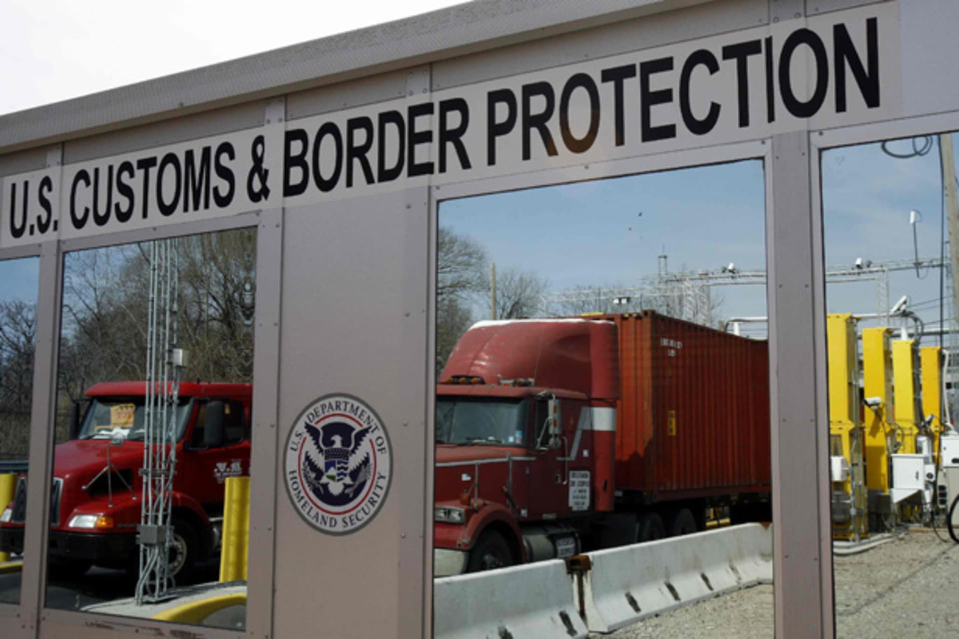 <p>A truck makes its way through the Advanced Spectroscopic Portal nuclear material detector at the New York Container Terminal in April 2007 (Shannon Stapleton/Courtesy Reuters).</p>
