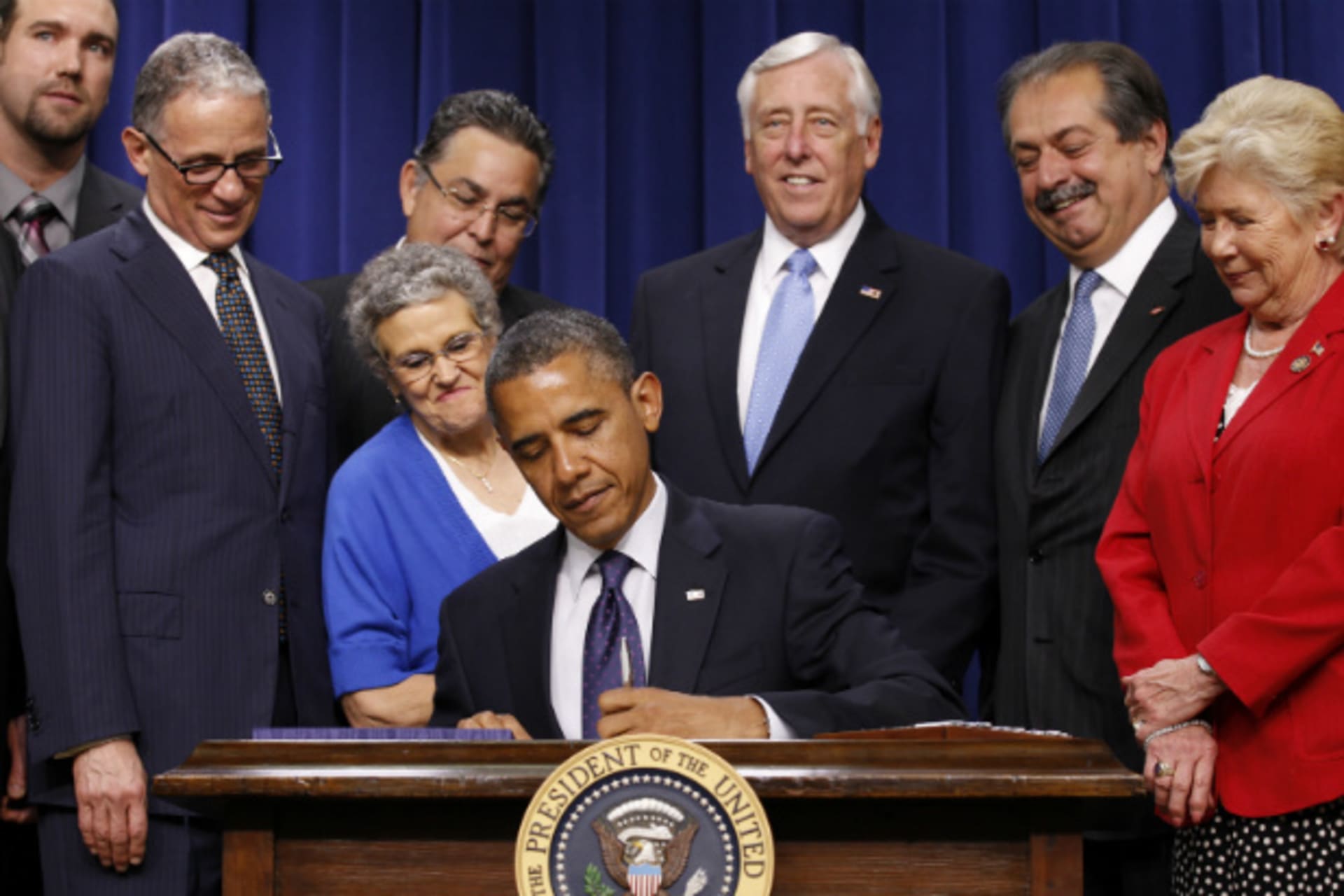 <p>President Barack Obama signs the extension of the Export-Import Bank at the White House on May 30, 2012 (Kevin Lamarque/Courtesy Reuters).</p>
