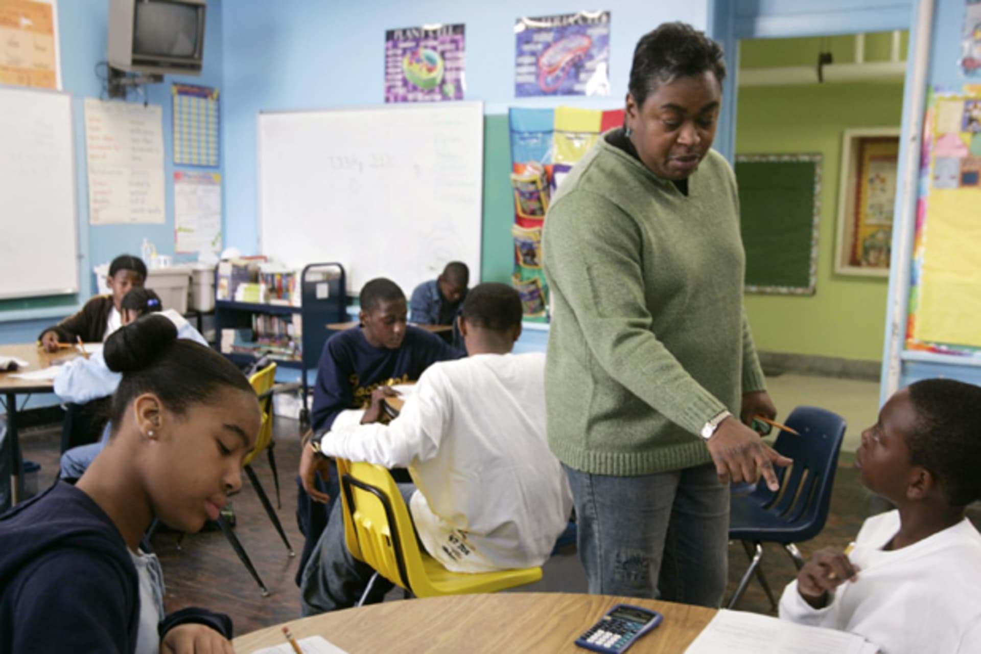 <p>Teacher Quin Clemons directs students in her seventh grade class in New Orleans, Louisiana (Lee Celano/Courtesy Reuters).</p>
