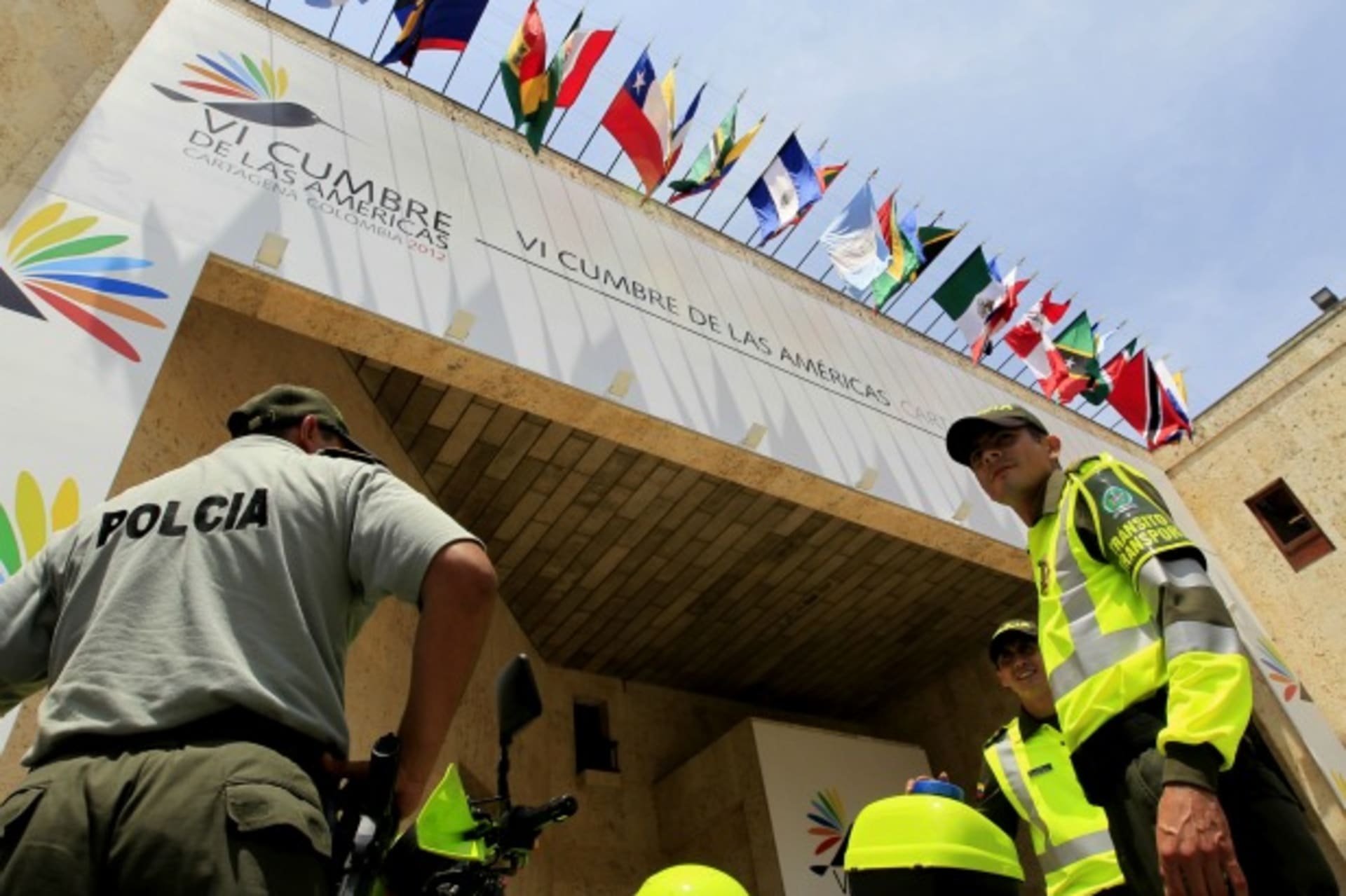 <p>Colombian policemen stand in front of the Centro de Convenciones in Cartagena</p>
