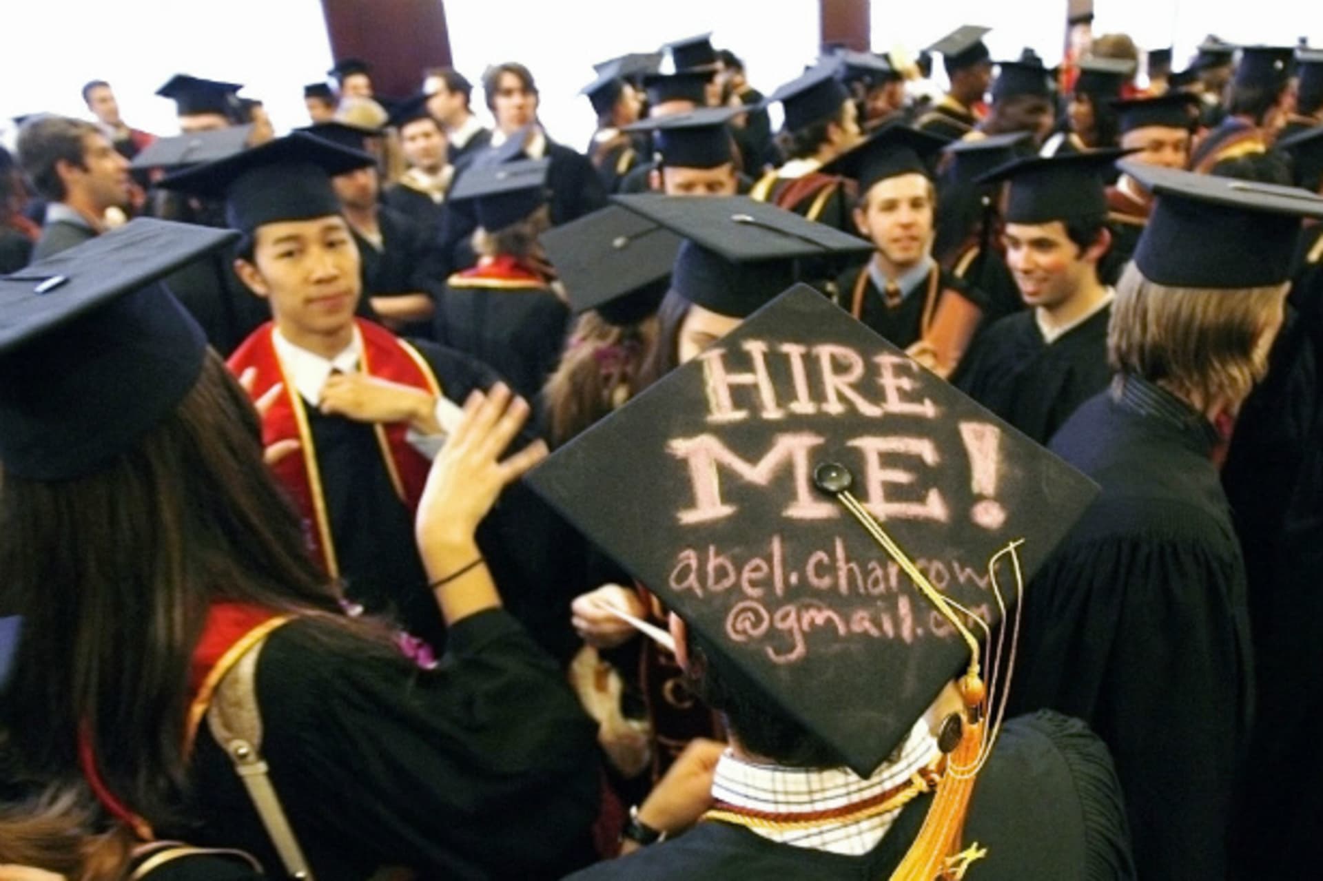 <p>Graduating student Abel Charrow advertises to potential employers at the University of Southern California’s May 2007 commencement. (Mario Anzuoni/Courtesy Reuters)</p>
