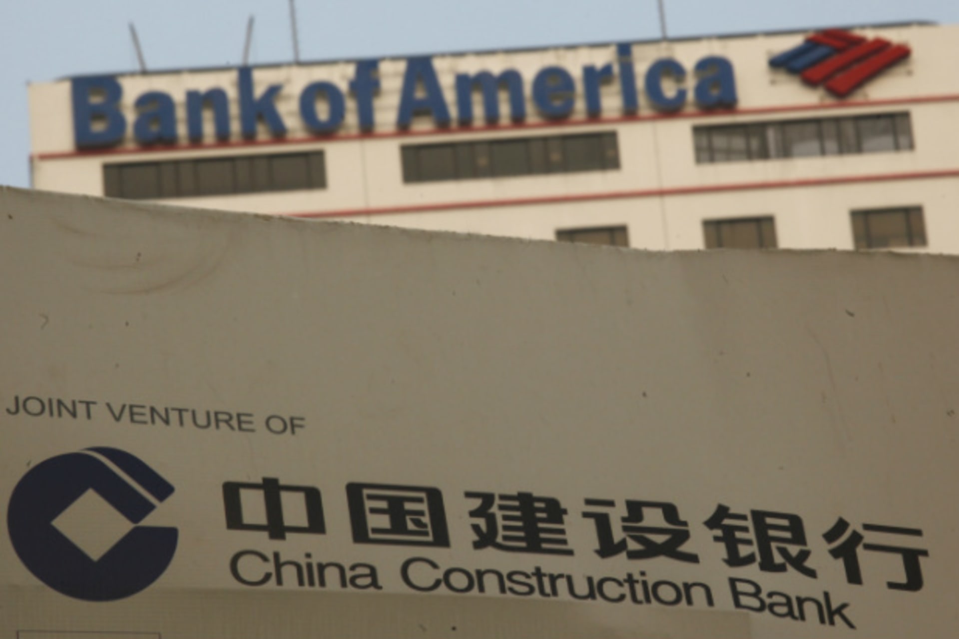<p>A construction site of China Construction Bank is seen in front of Bank of America Tower in Hong Kong. (Bobby Yip/Courtesy Reuters)</p>
