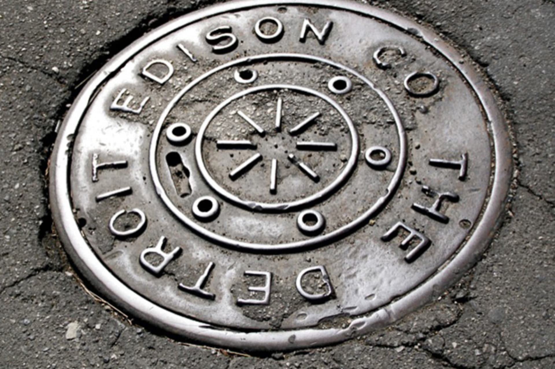 <p>Street cover in downtown Detroit. March 11, 2007 (Courtesy Flickr / Terry Long)</p>
