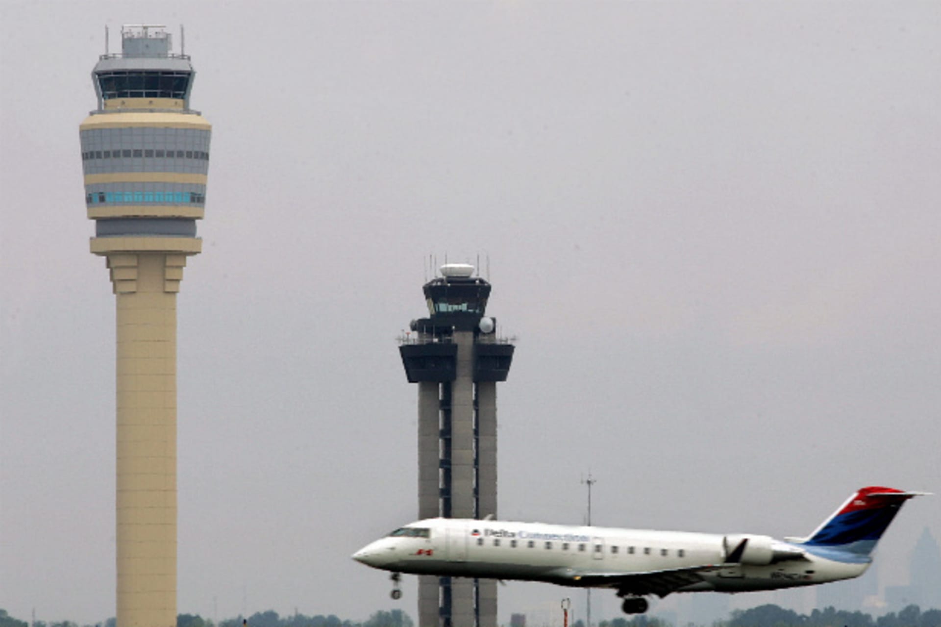 <p>A Delta Air Lines aircraft lands at Hartsfield-Jackson Atlanta International Airport. (Tami Chappell/Courtesy Reuters)</p>
