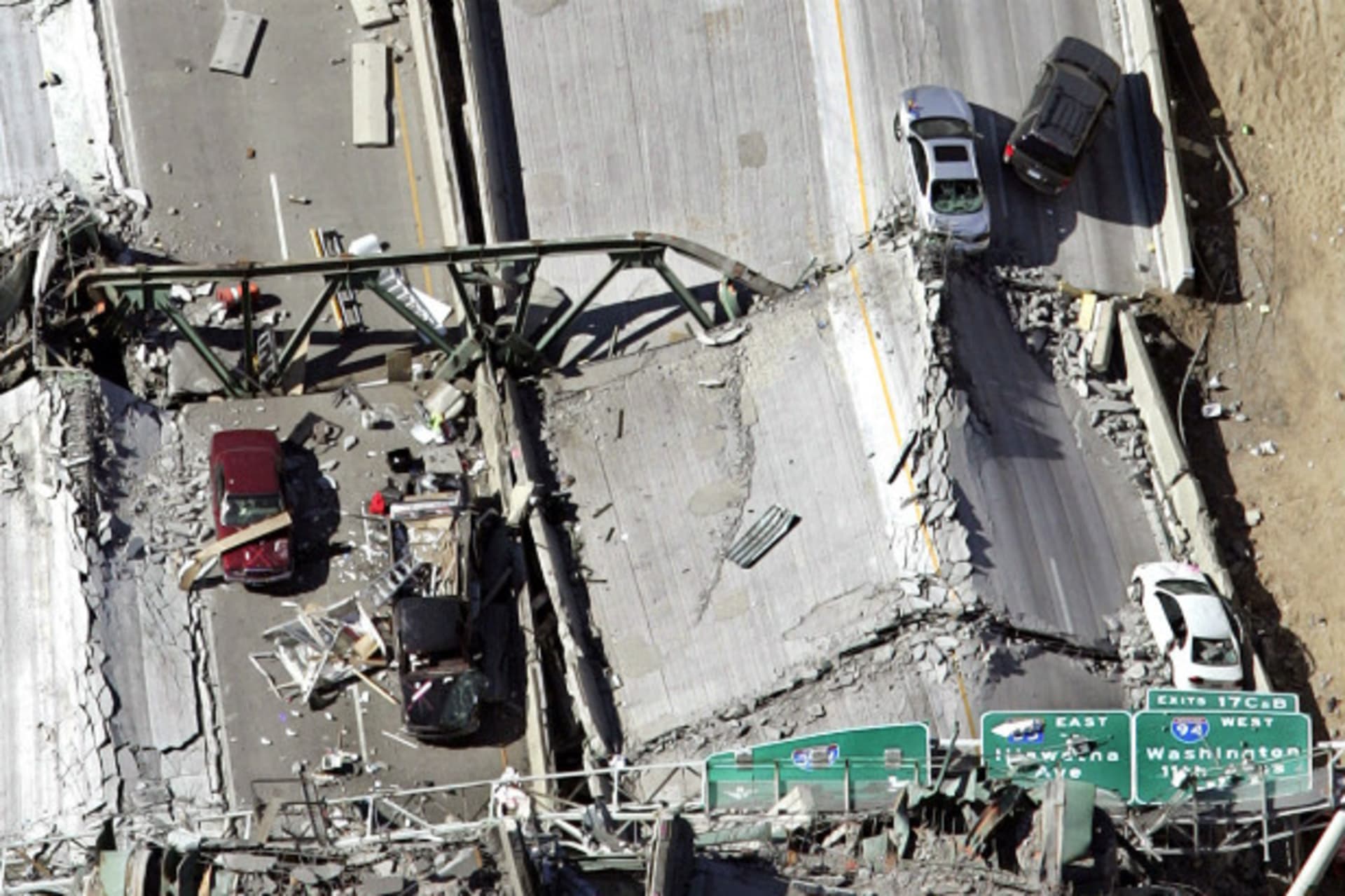 <p>Section of I-35W Mississippi River Bridge north of Minneapolis, Minnesota that collapsed on August 1, 2007 (Eric Miller/Courtesy Reuters).</p>
