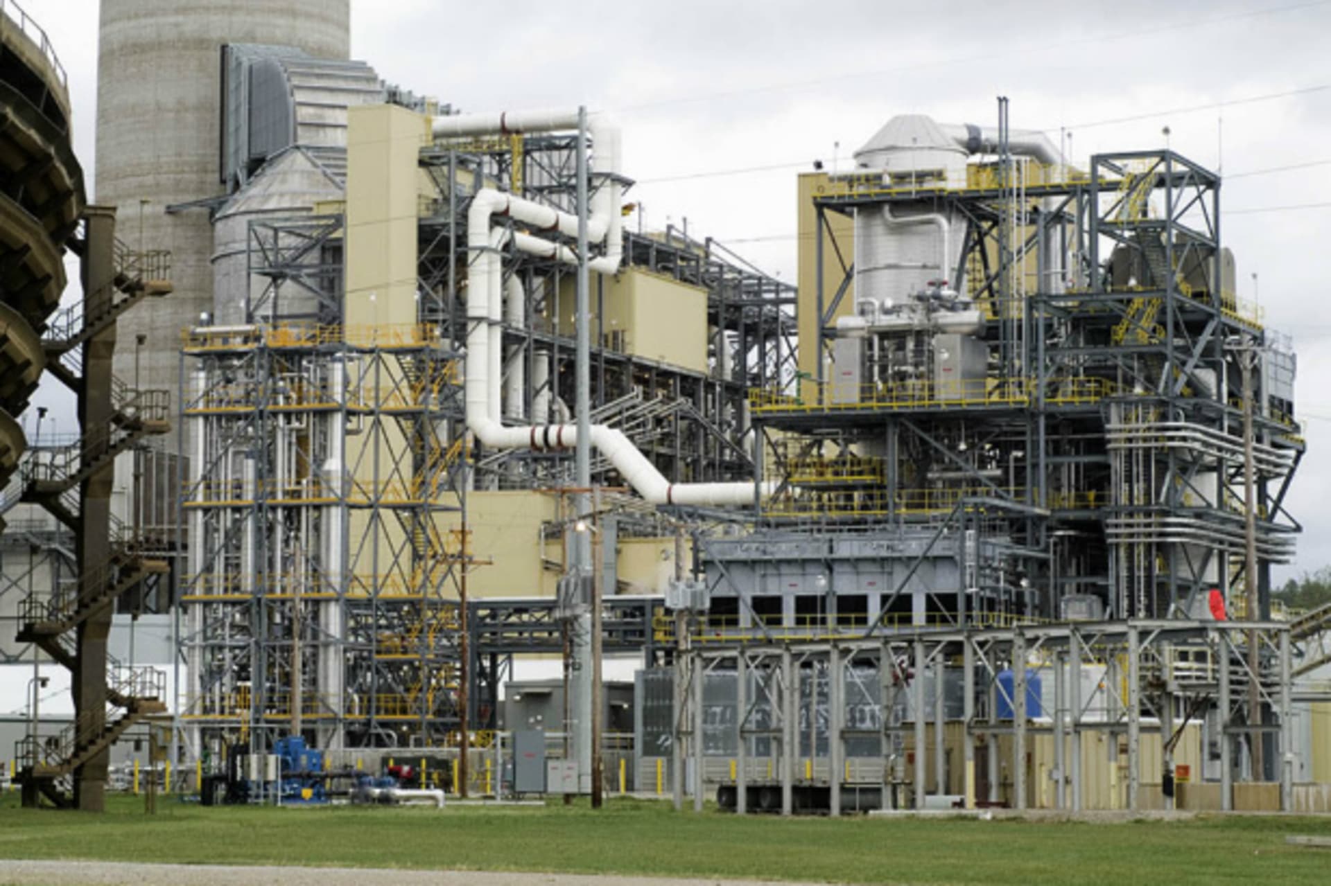 <p>Carbon capture test project at a West Virginia power plant of American Electric Power (AEP). The project was co-funded by the Department of Energy, but halted last year (AEP/Courtesy Reuters).</p>
