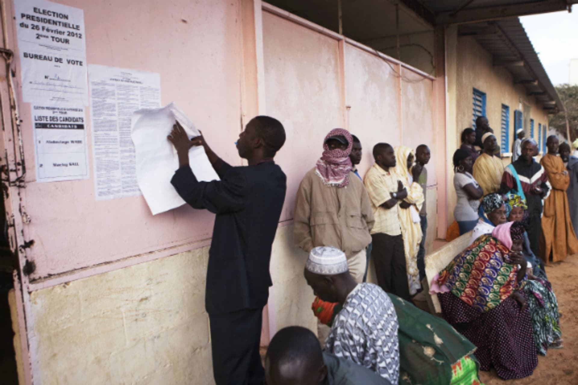 <p>Senegalese people wait for a polling station to open in the second round of the presidential polls, in the capital Dakar March 25, 2012. (Courtesy REUTERS/Finbarr O’Reilly)</p>
