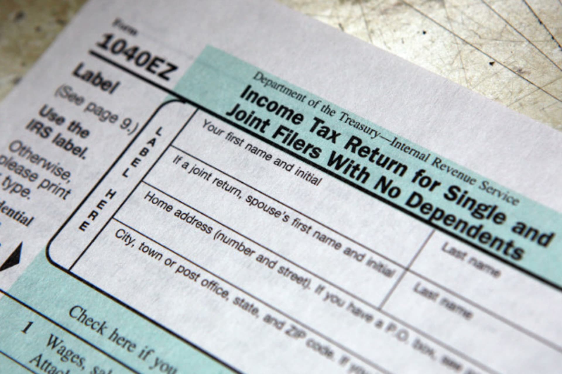 <p>U.S. 1040EZ Individual Income Tax form at the main Post Office in New York (Chip East/Courtesy Reuters)</p>
