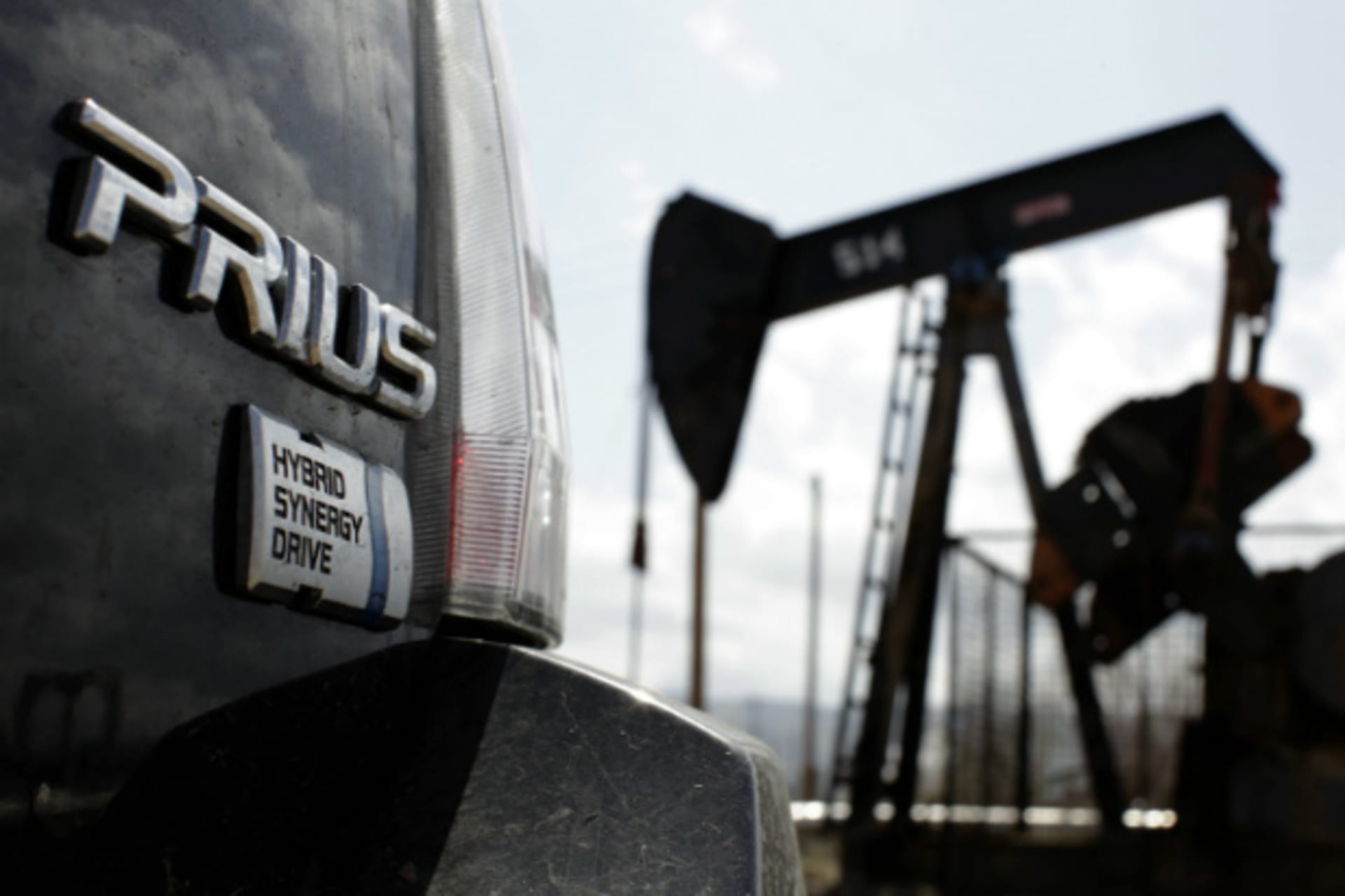 <p>A fuel-efficient Toyota Prius is seen in front of an oil pumpjack in Fellows, California in April, 2010. (Lucy Nicholson/Courtesy Reuters)</p>
