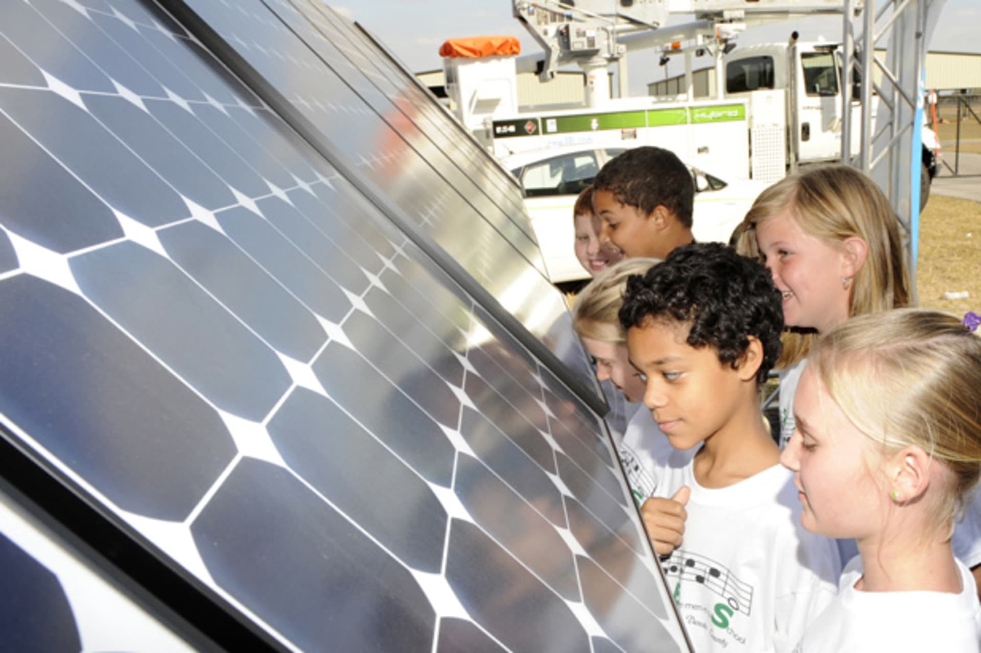<p>Children take a look at photovoltaic solar technology being installed in Arcadia, Florida (Doug Murray/courtesy Reuters).</p>
