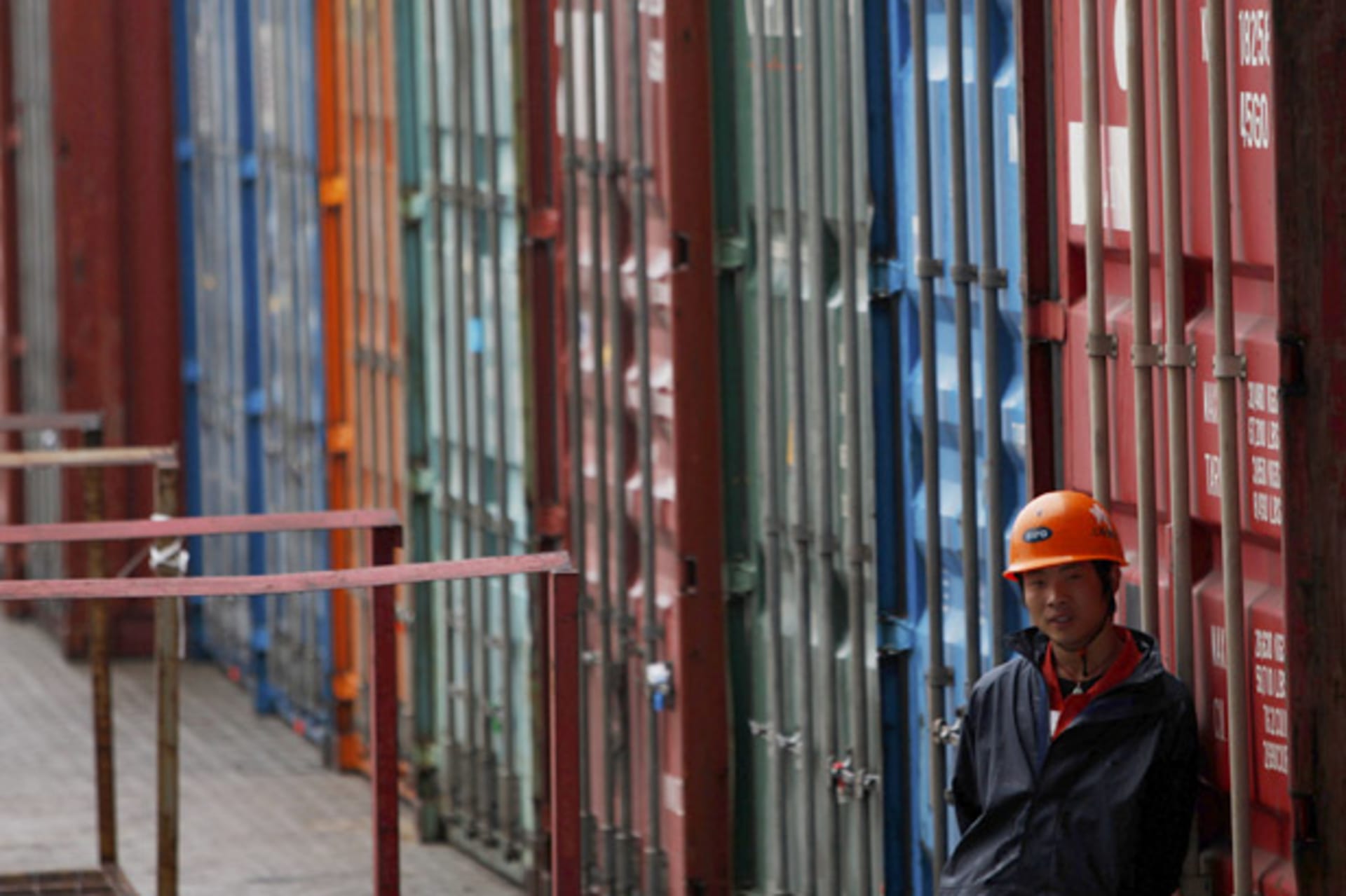 China_Shipping_Employee_617x462
