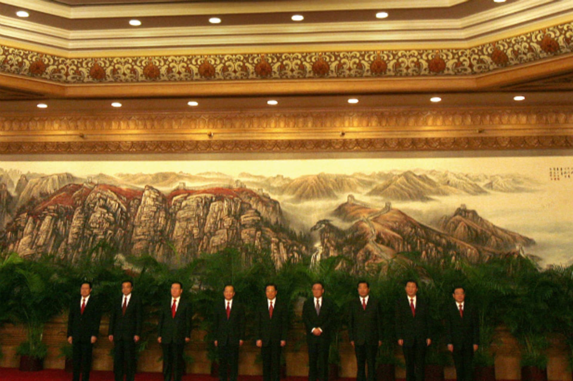 <p>China’s new Politburo Standing Committee Members (from L to R) Zhou Yongkang, Li Keqiang, Li Changchun, Wen Jiabao, Hu Jintao, Wu Bangguo, Jia Qinglin, Xi Jinping and He Guoqiang line up at the Great Hall of the People in Beijing October 22, 2007.</p>
