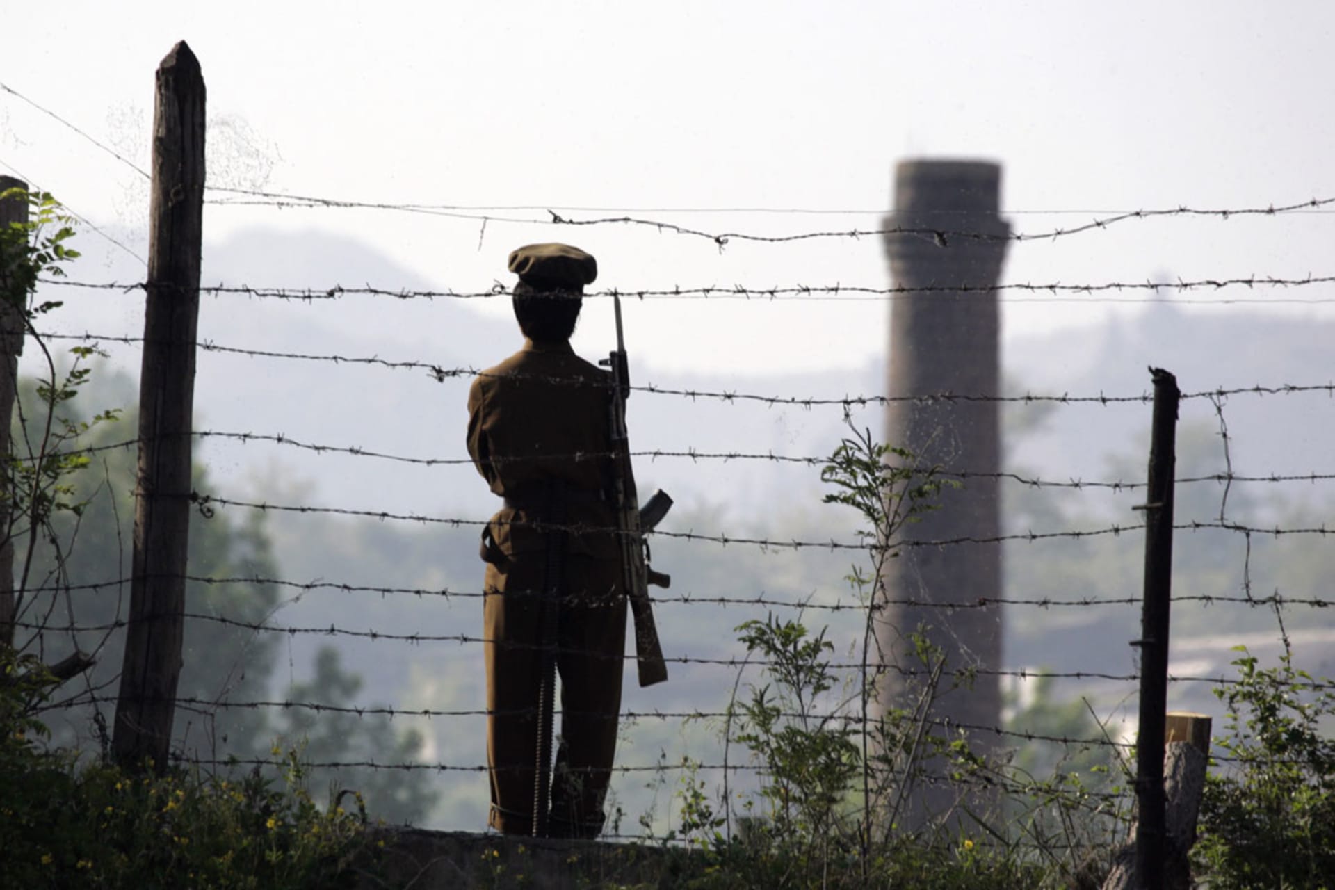<p>A North Korean soldier guards the banks of the Yalu River opposite the Chinese border town of Hekou, May 31, 2009.</p>
