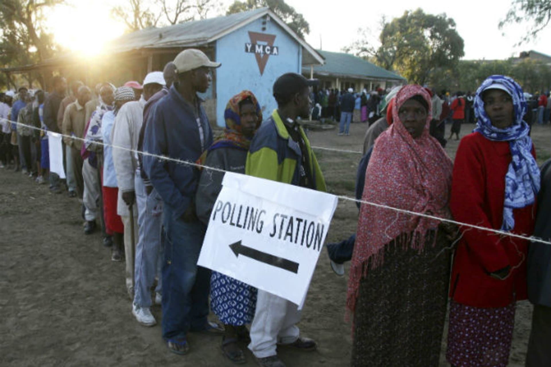 Kenyans queue to vote in the country's referendum in Naivasha 04/08/2010.