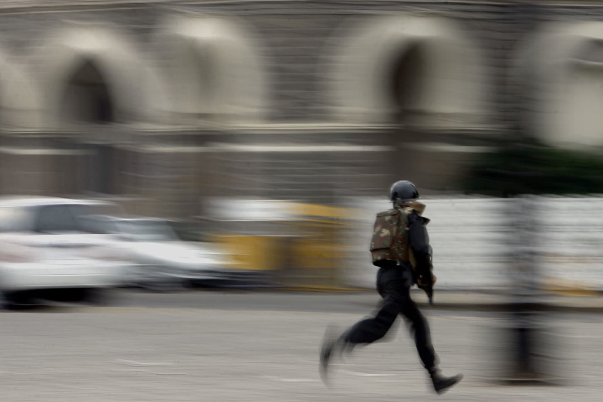 <p>An Indian commando running into Taj Hotel before a gun battle in Mumbai, November 28, 2008. </p>