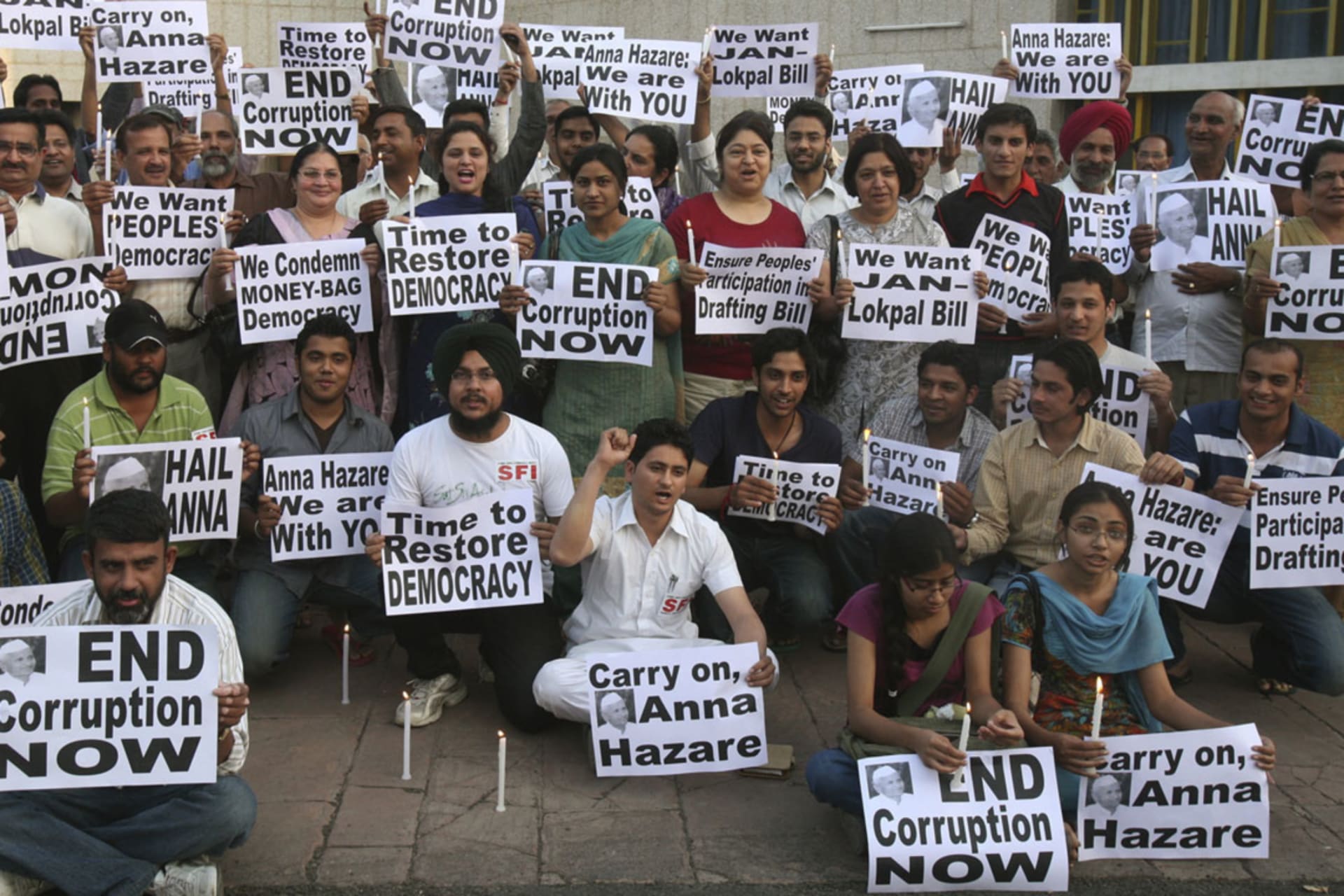 <p>Protesters hold placards against corruption in the northern Indian city of Chandigarh, April 7, 2011.</p>
