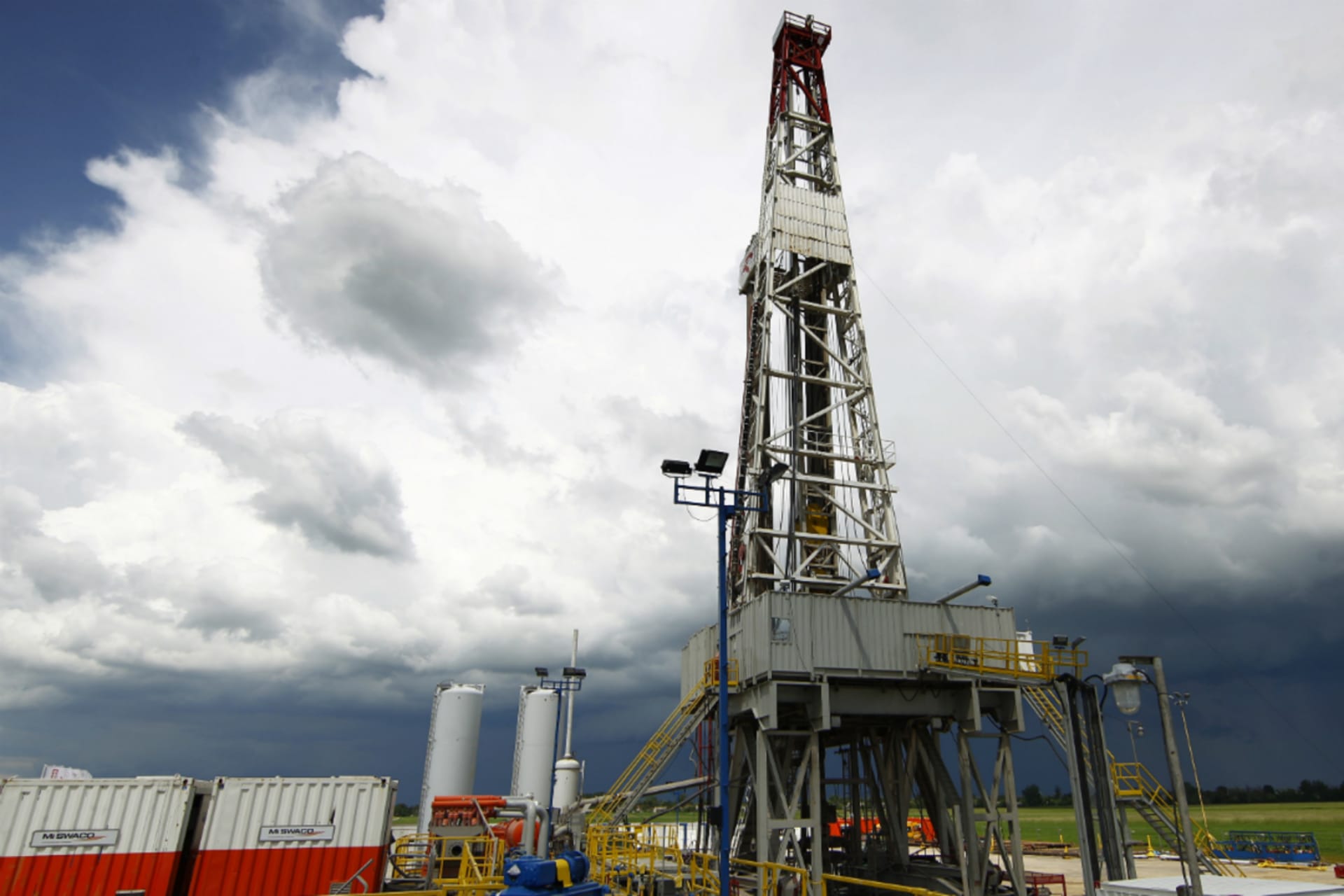 <p>A shale gas fracking facility.</p>
