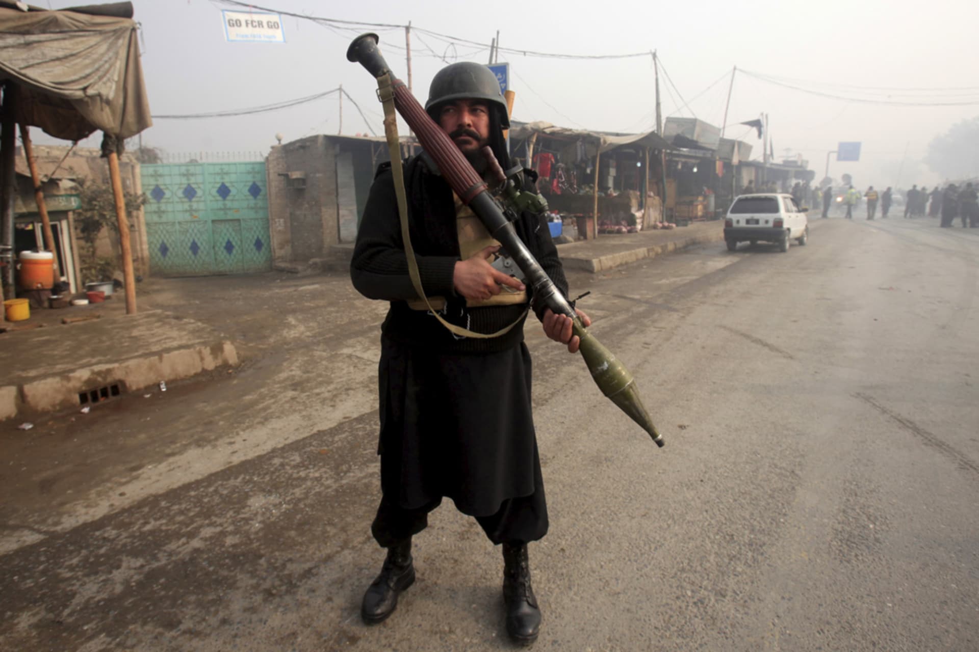 <p>A paramilitary soldier stands guard after a suicide bomber blew himself up near a Peshawar police station. </p>
