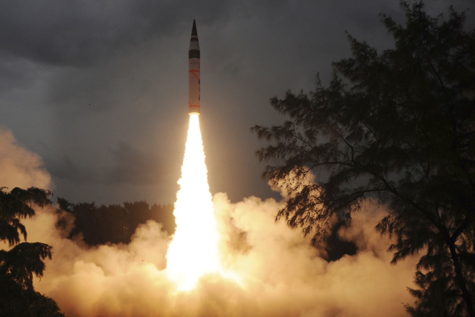 <p>A surface-to-surface missile is launched off the eastern Indian state of Odisha, September 15, 2013. </p>
