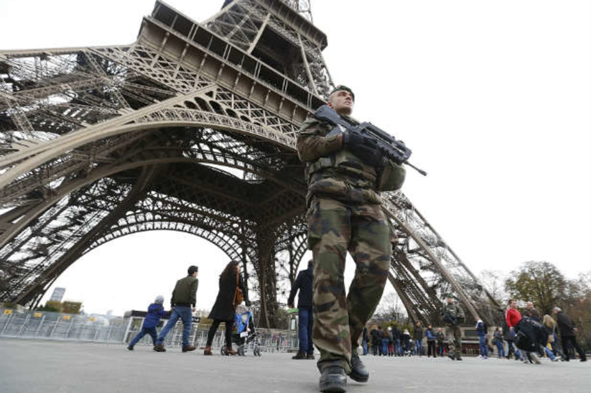 <p>French military patrol near the Eiffel Tower the day after a series of deadly attacks in Paris.(REUTERS/Yves Herman)</p>
