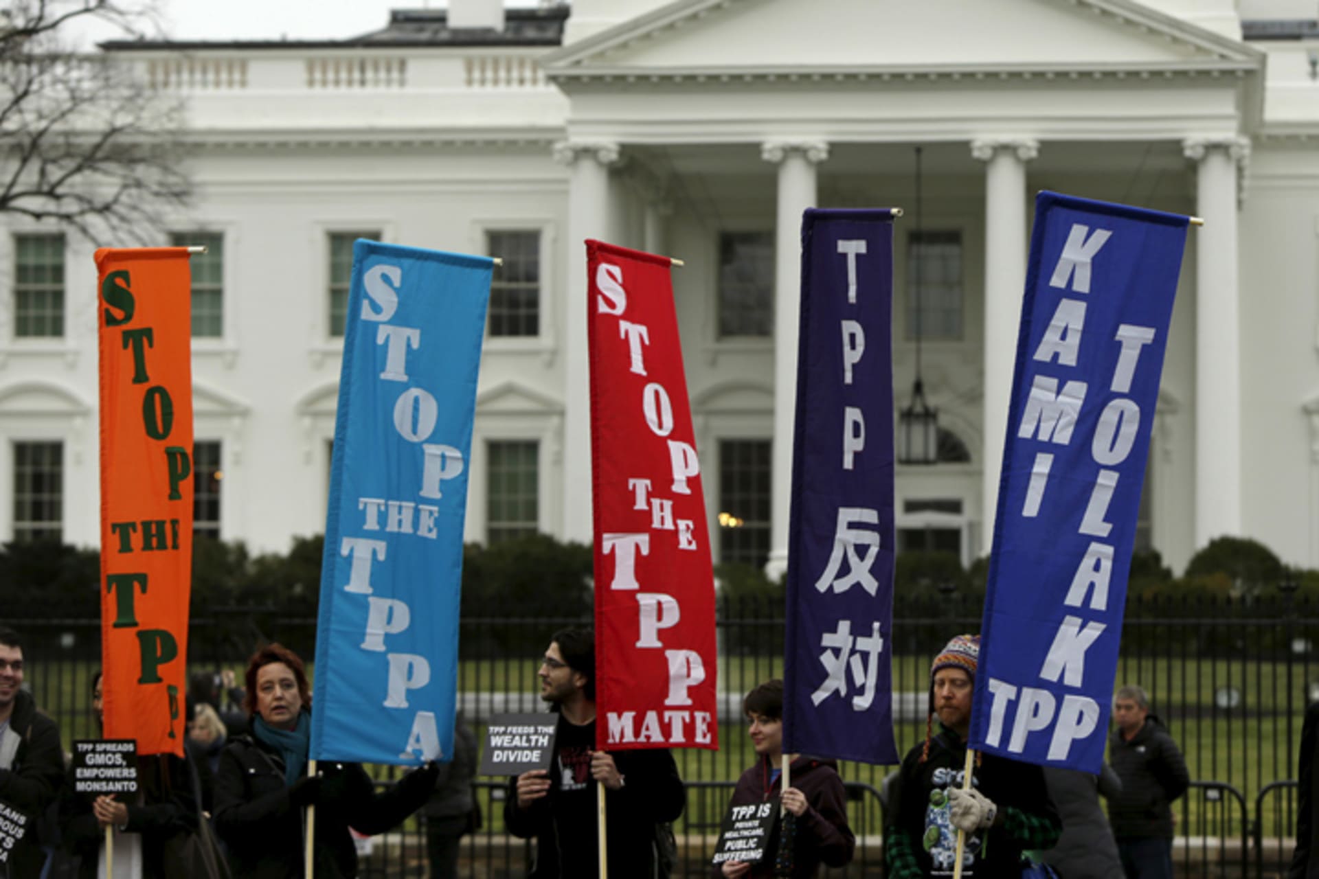 <p>Opponents of the Trans Pacific Partnership (TPP) trade agreement protest outside of the White House in Washington February 3, 2016.</p>
