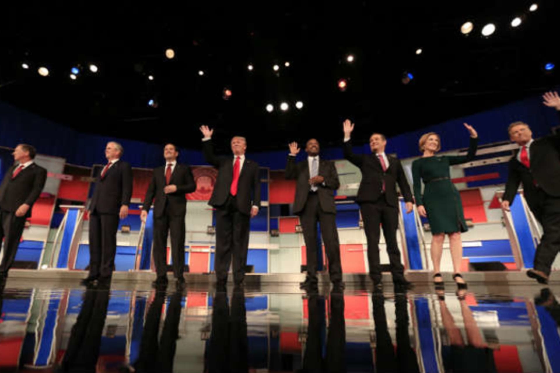 <p>Republican U.S. presidential candidates pose for a photo opportunity before the debate on November 10, 2015. (REUTERS/Darren Hauck)</p>
