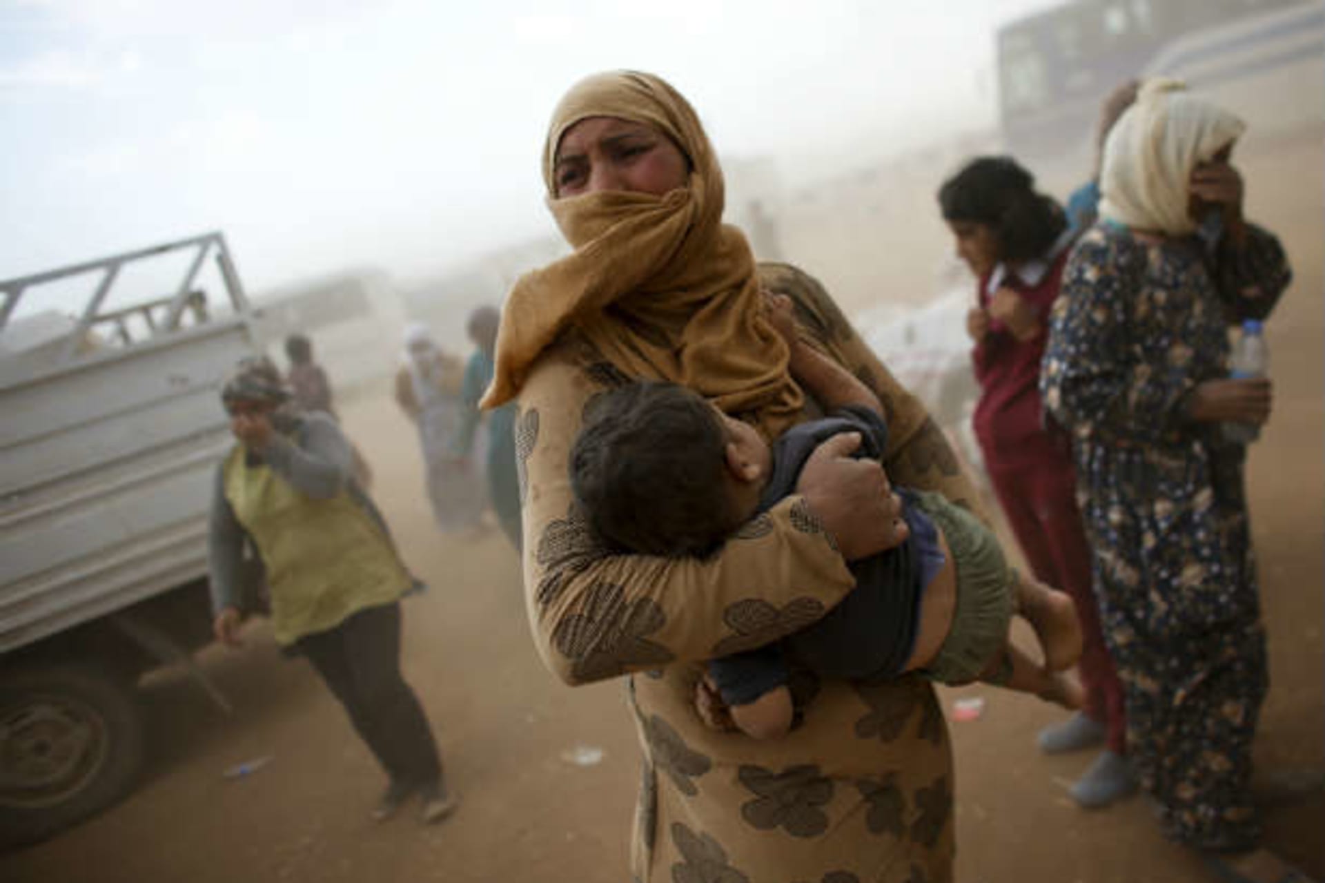 <p>A Kurdish Syrian refugee waits for transport during a sand storm. (REUTERS/Murad Sezer)</p>
